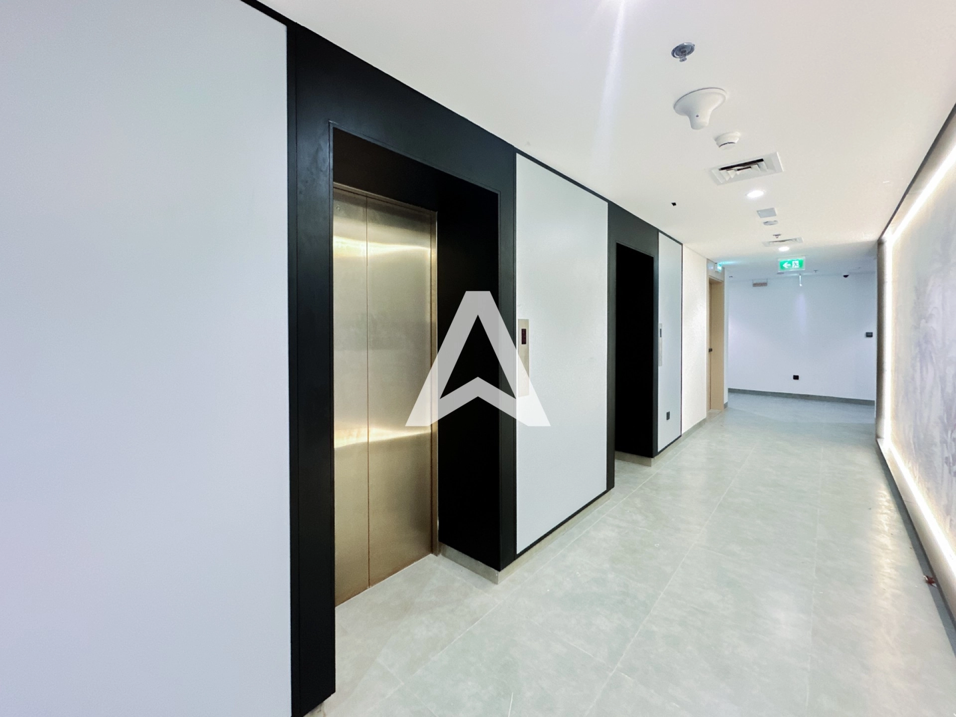 Displayed image from the thumbnail slider