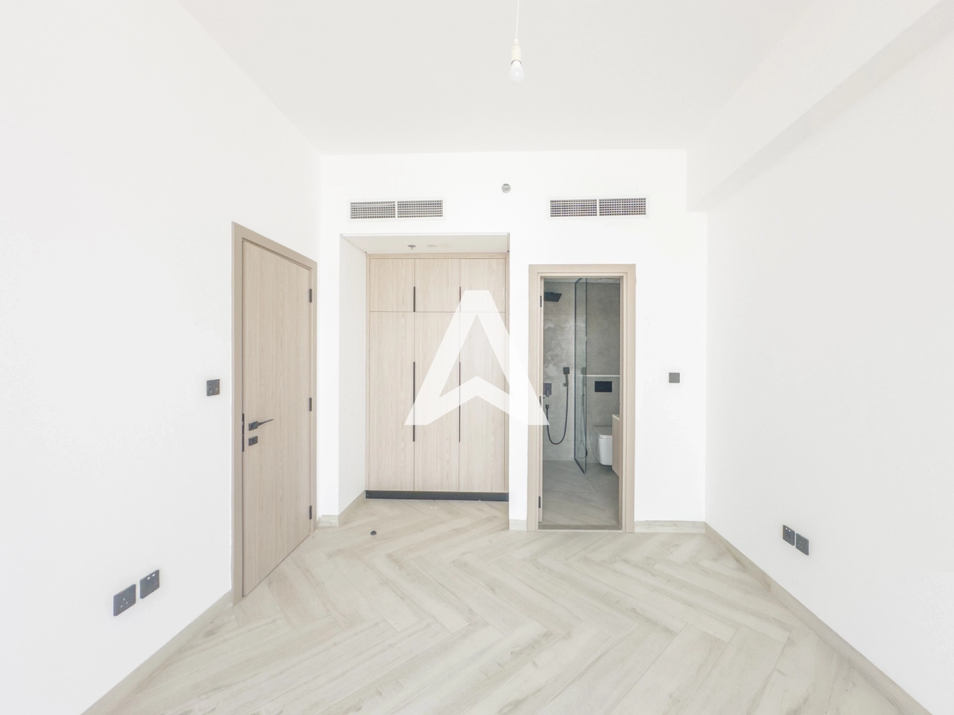 Displayed image from the thumbnail slider