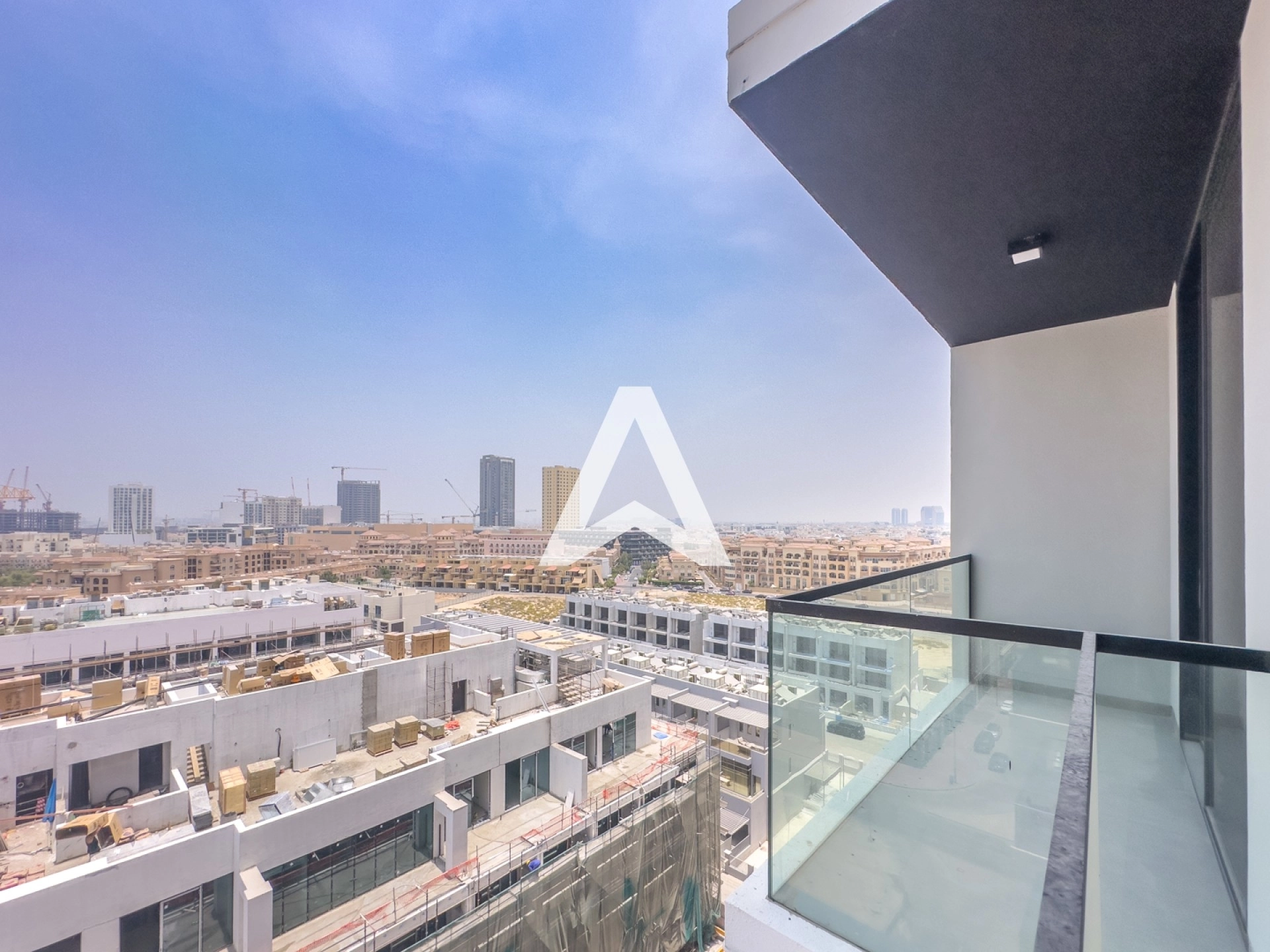 Displayed image from the thumbnail slider