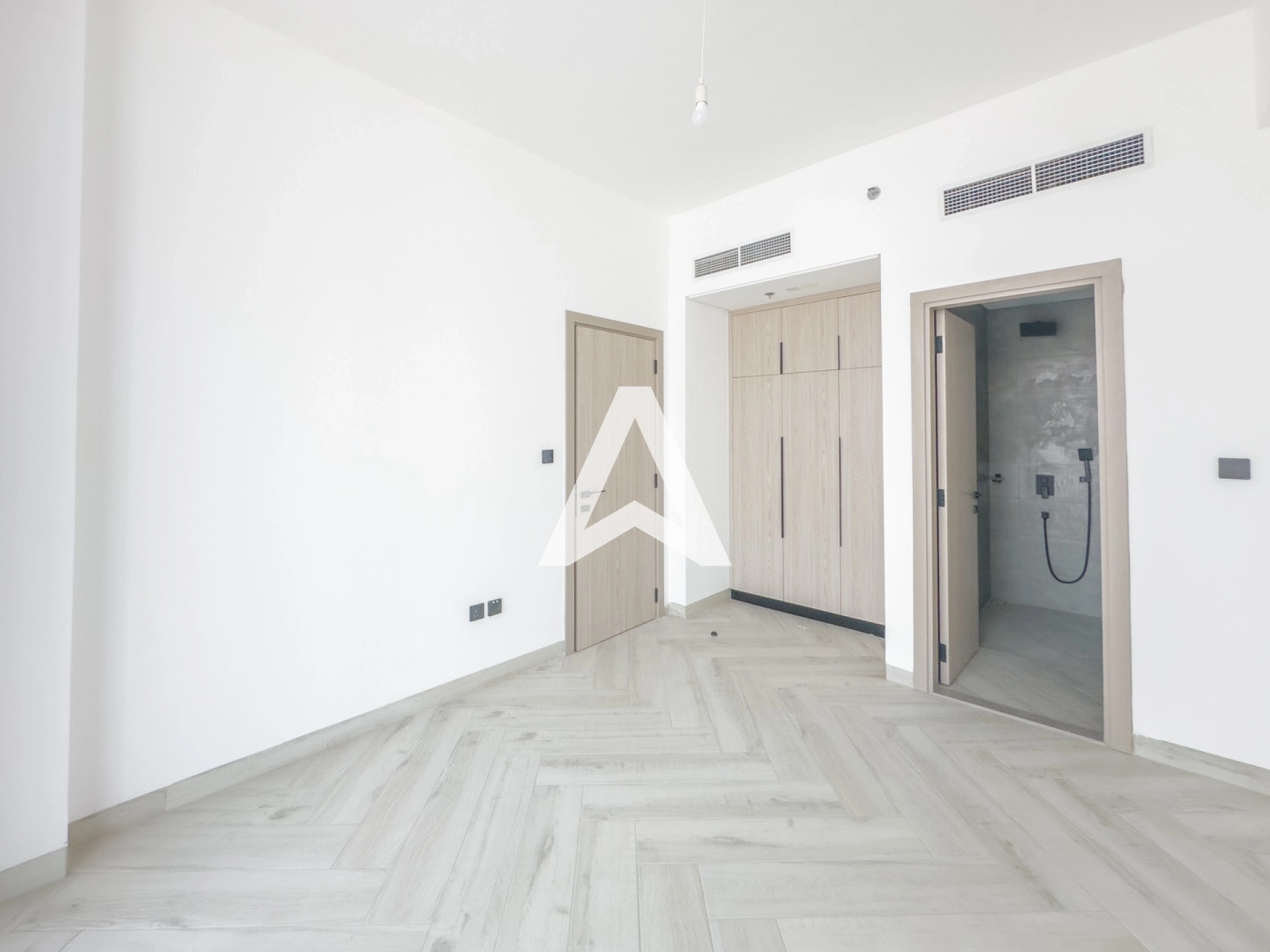 Displayed image from the thumbnail slider