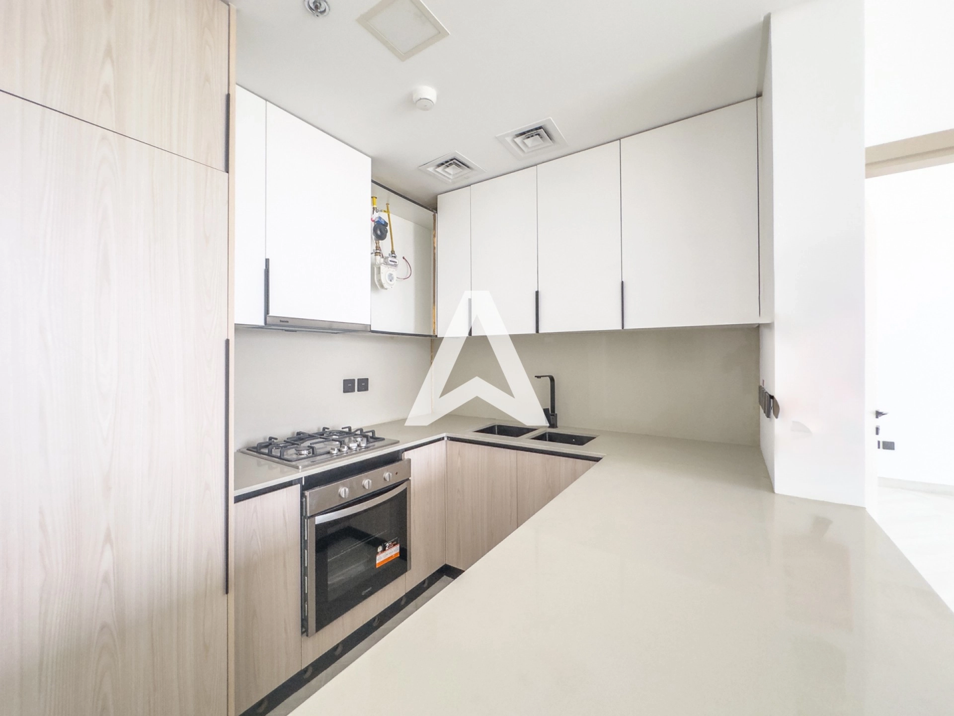 Displayed image from the thumbnail slider