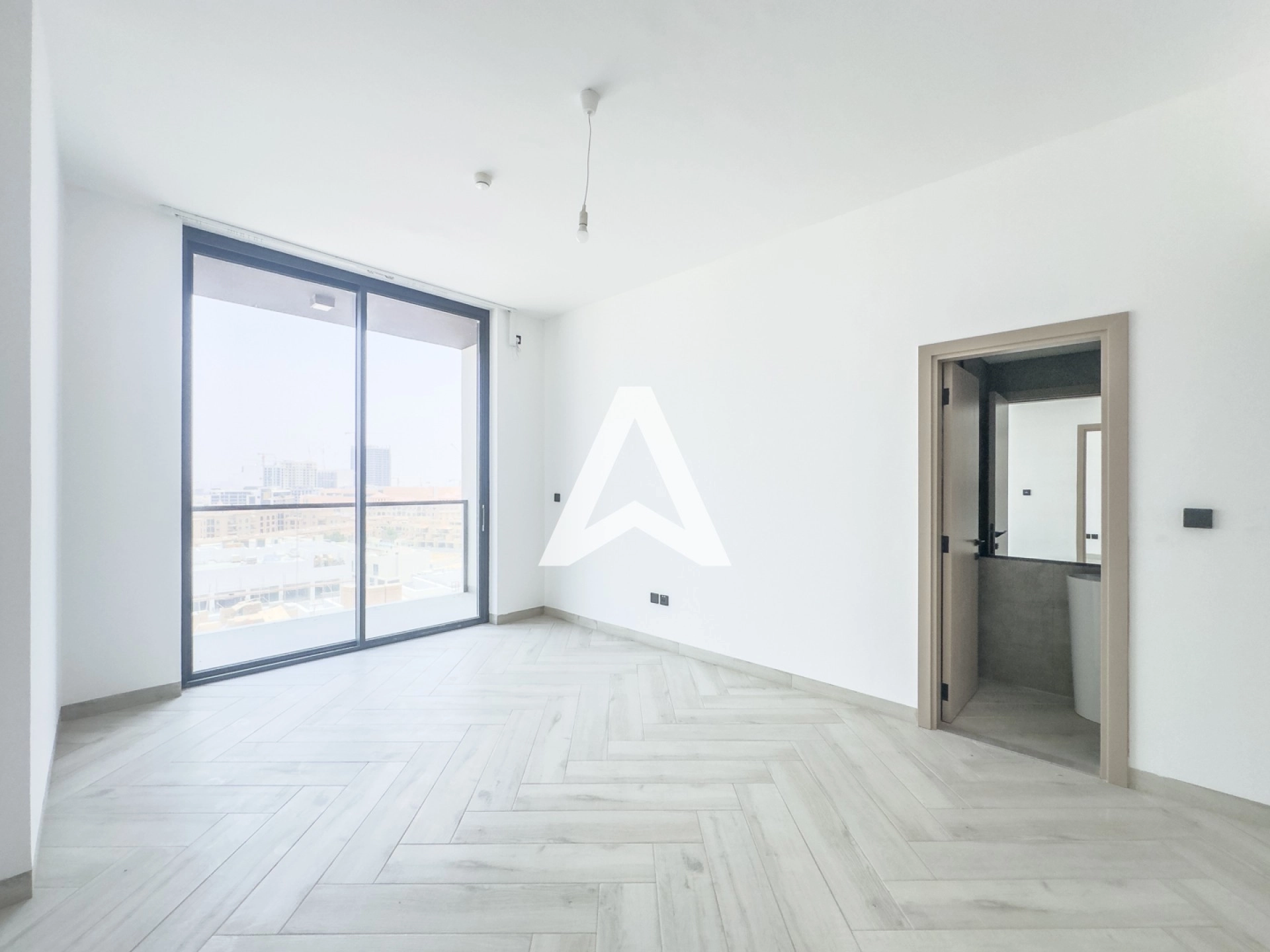 Displayed image from the thumbnail slider