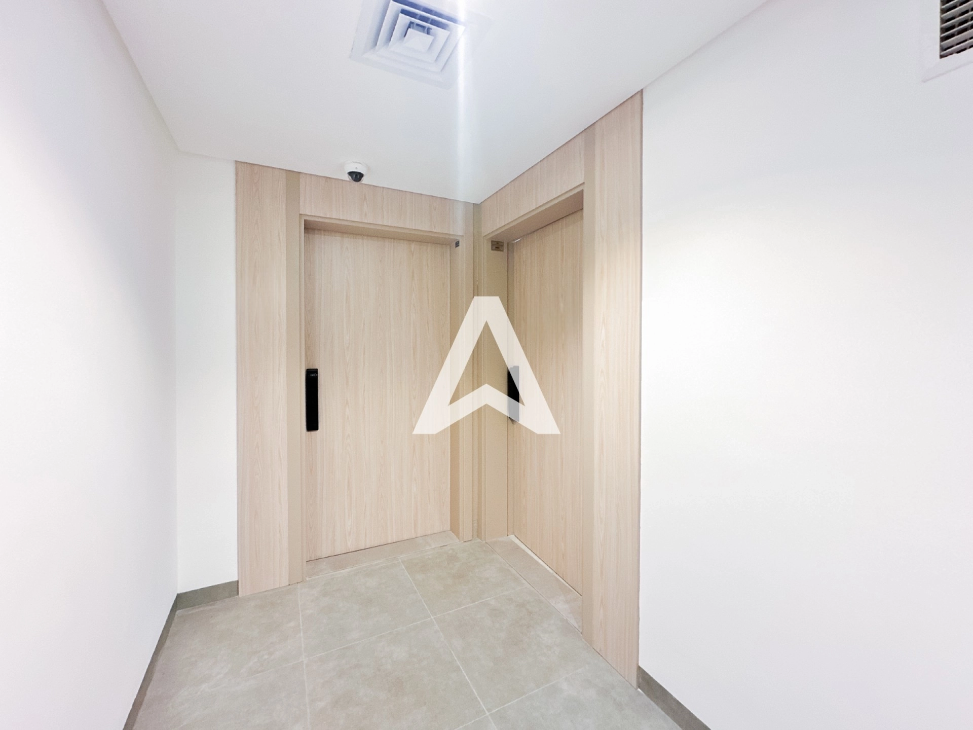 Displayed image from the thumbnail slider