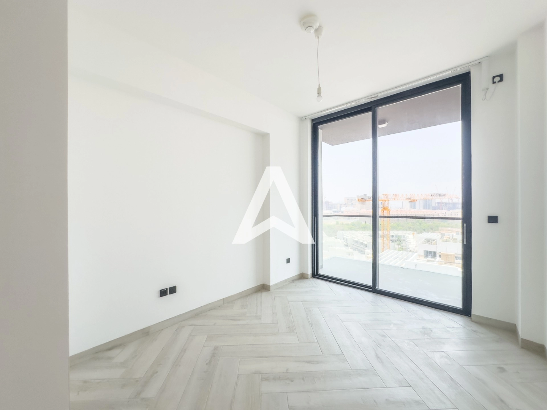 Displayed image from the thumbnail slider