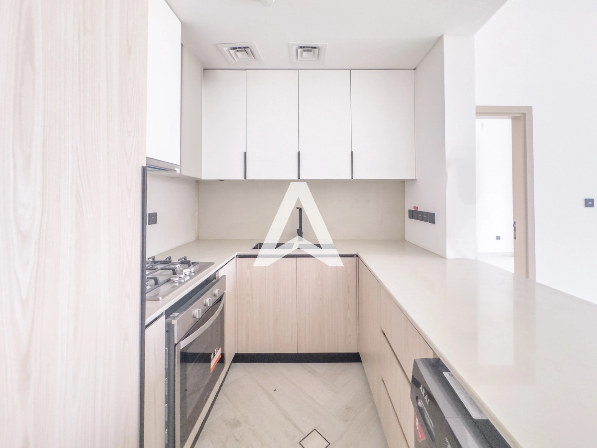 Displayed image from the thumbnail slider