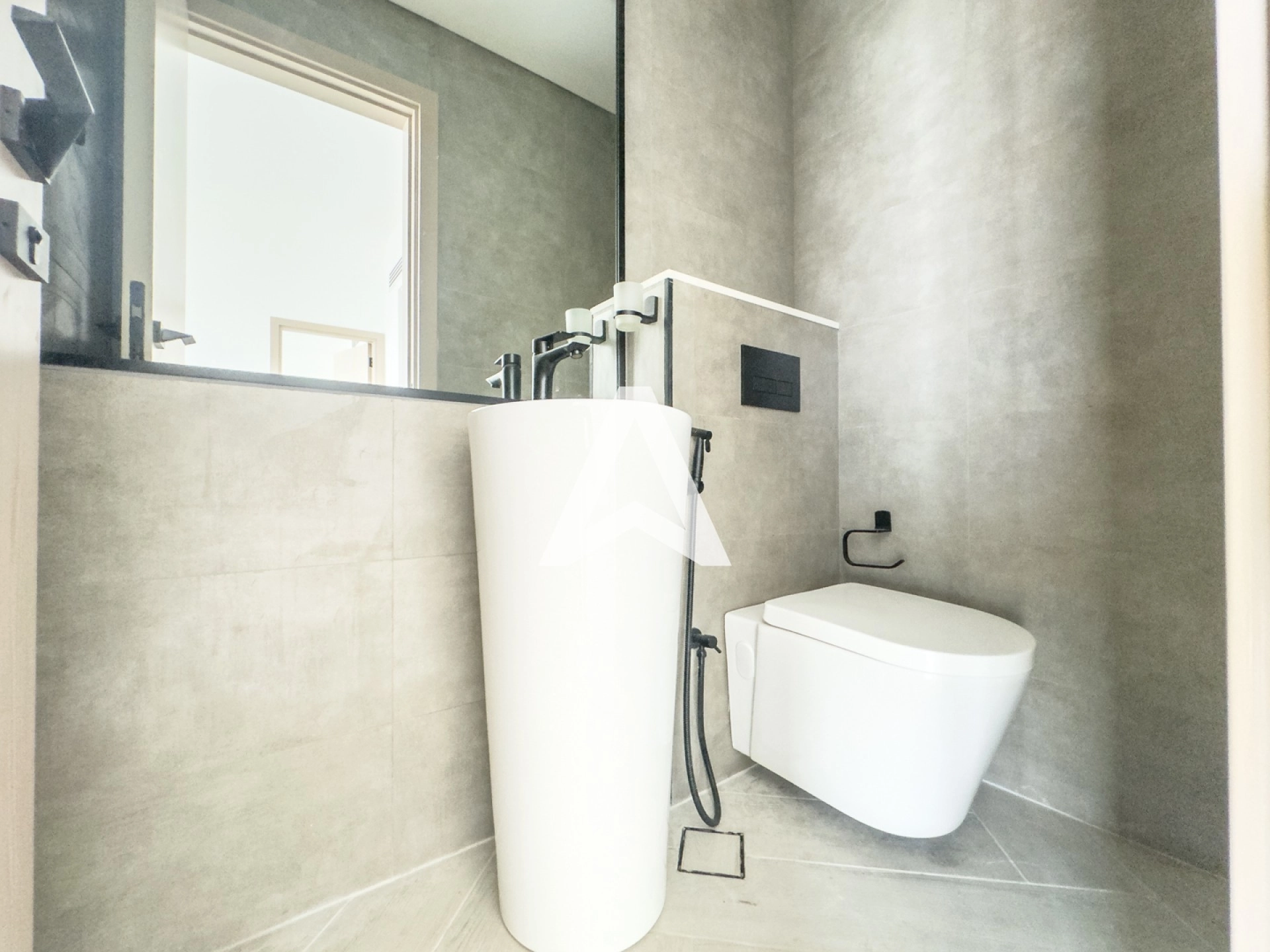 Displayed image from the thumbnail slider