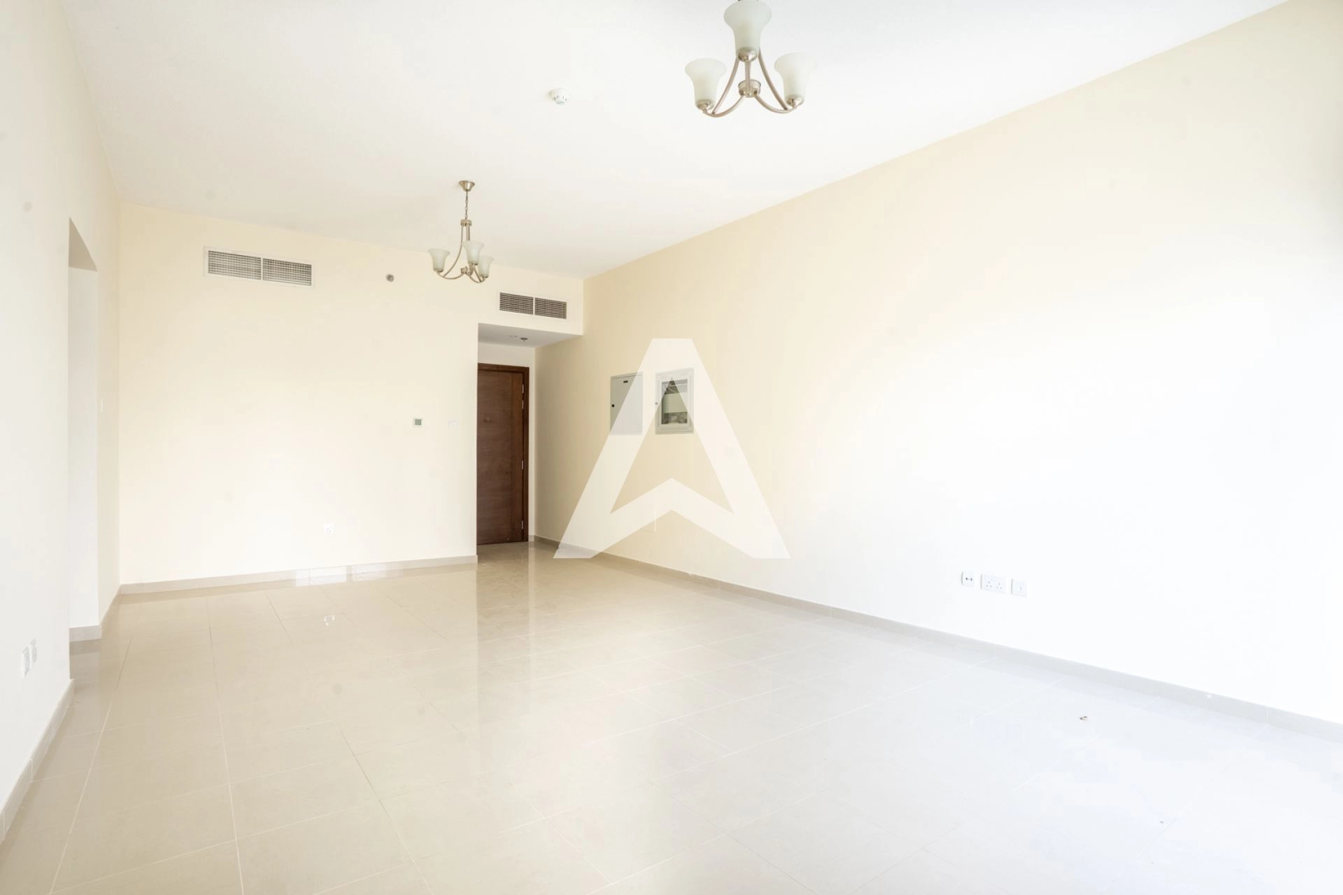 Displayed image from the thumbnail slider