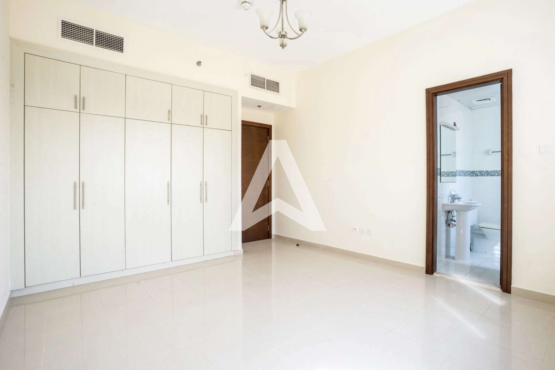 Displayed image from the thumbnail slider