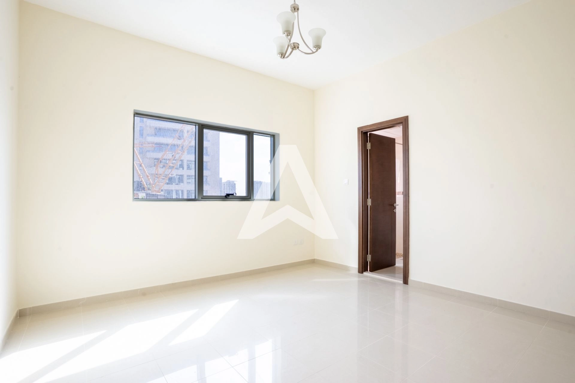 Displayed image from the thumbnail slider