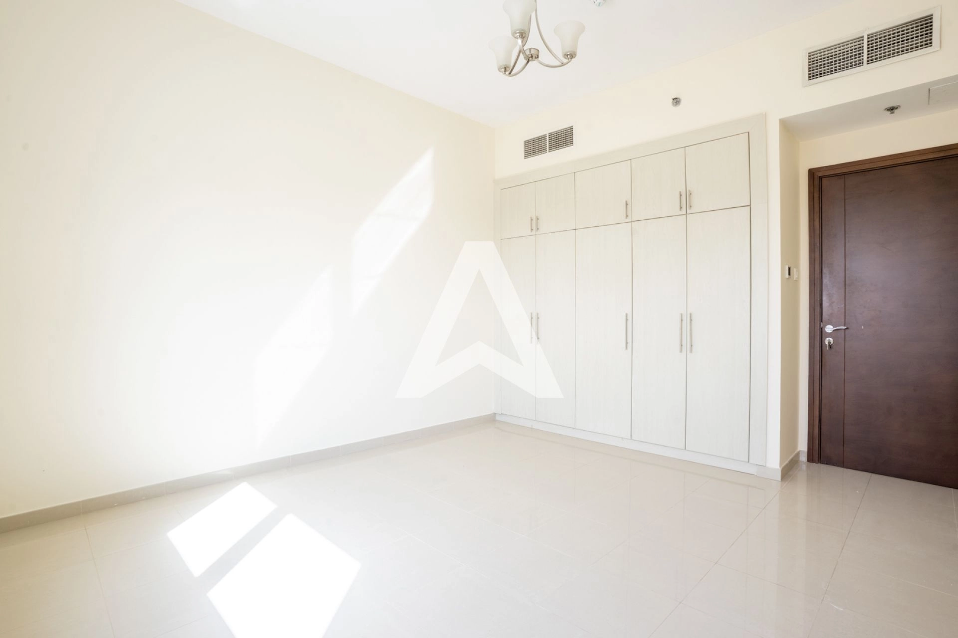 Displayed image from the thumbnail slider