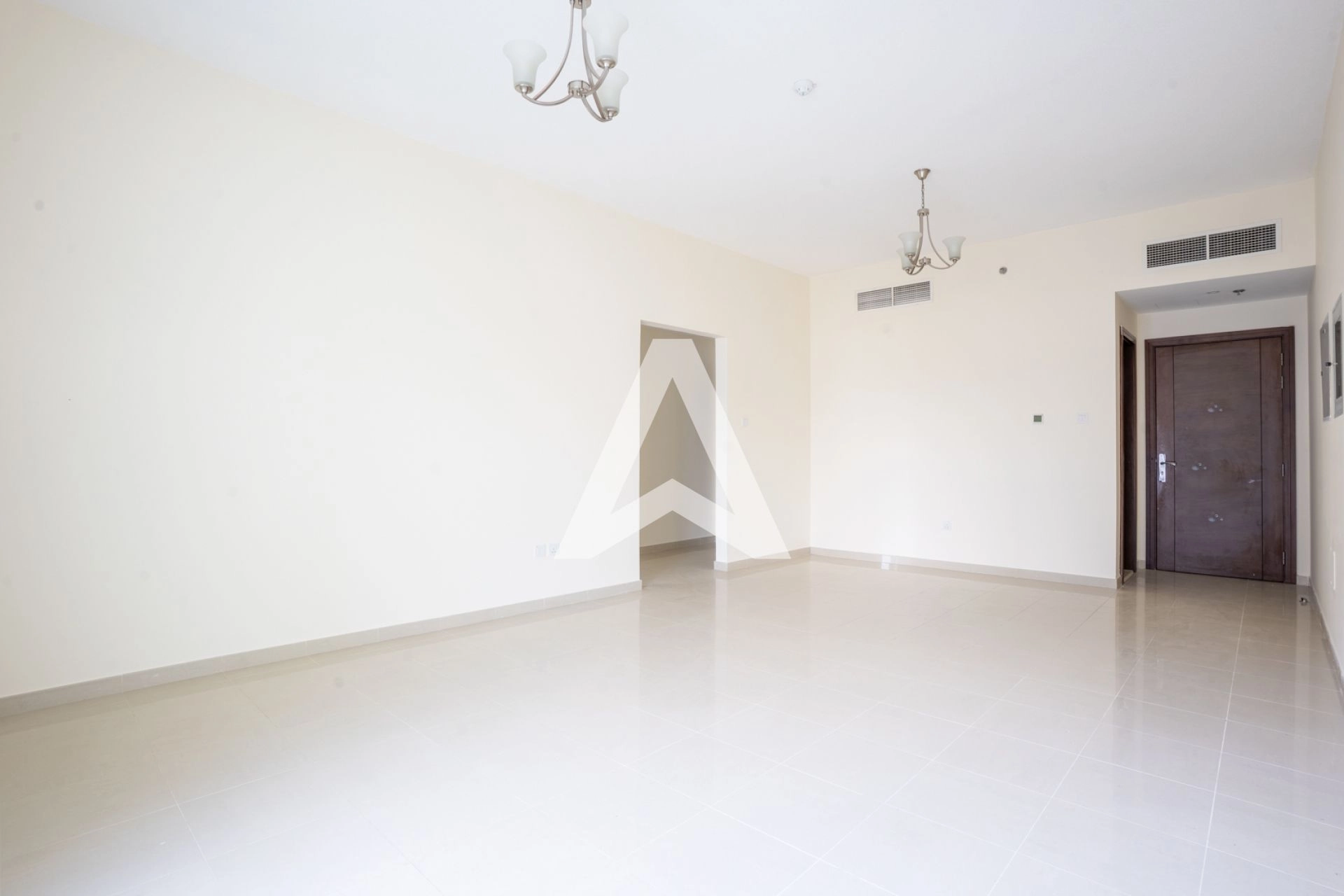 Displayed image from the thumbnail slider