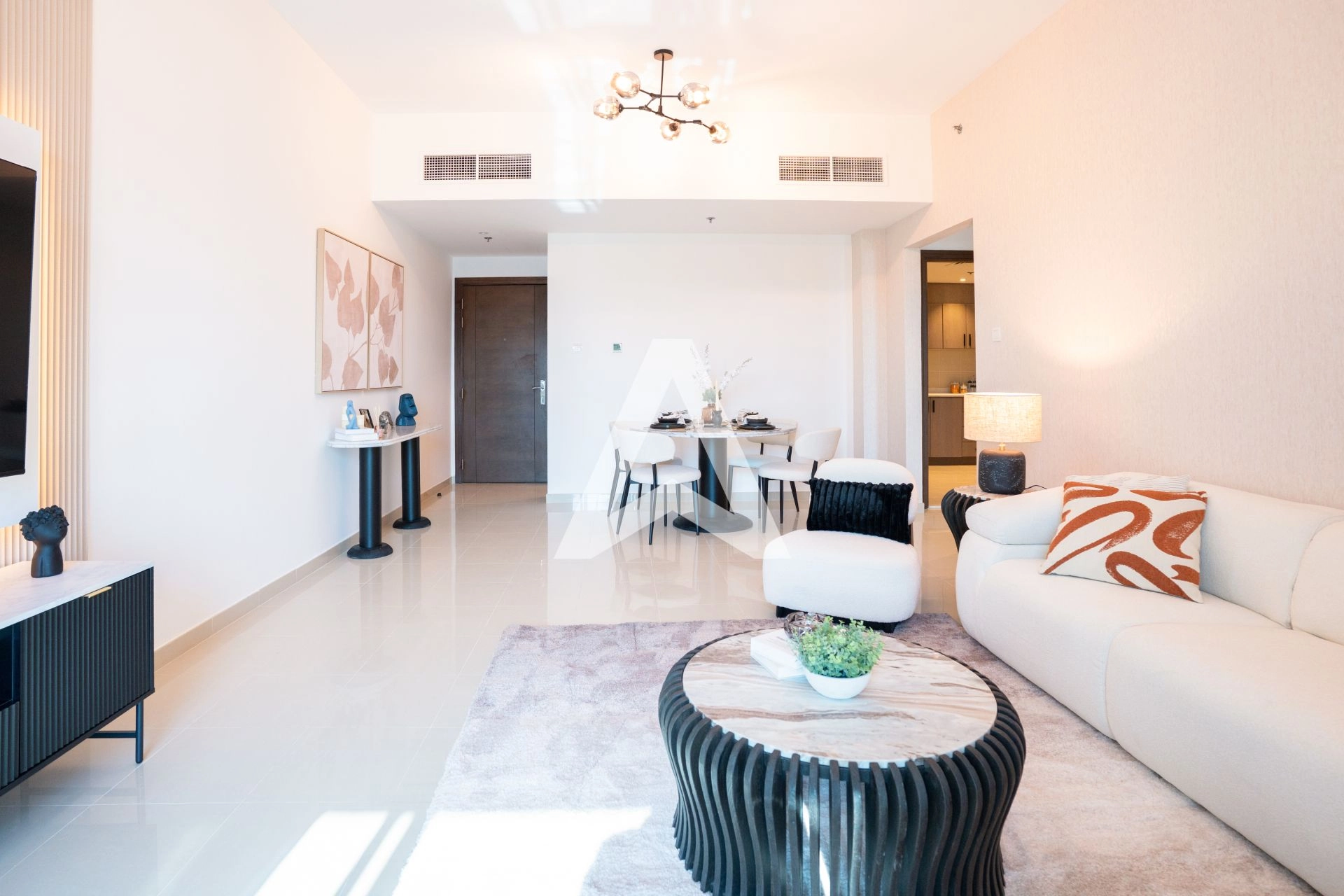 Displayed image from the thumbnail slider