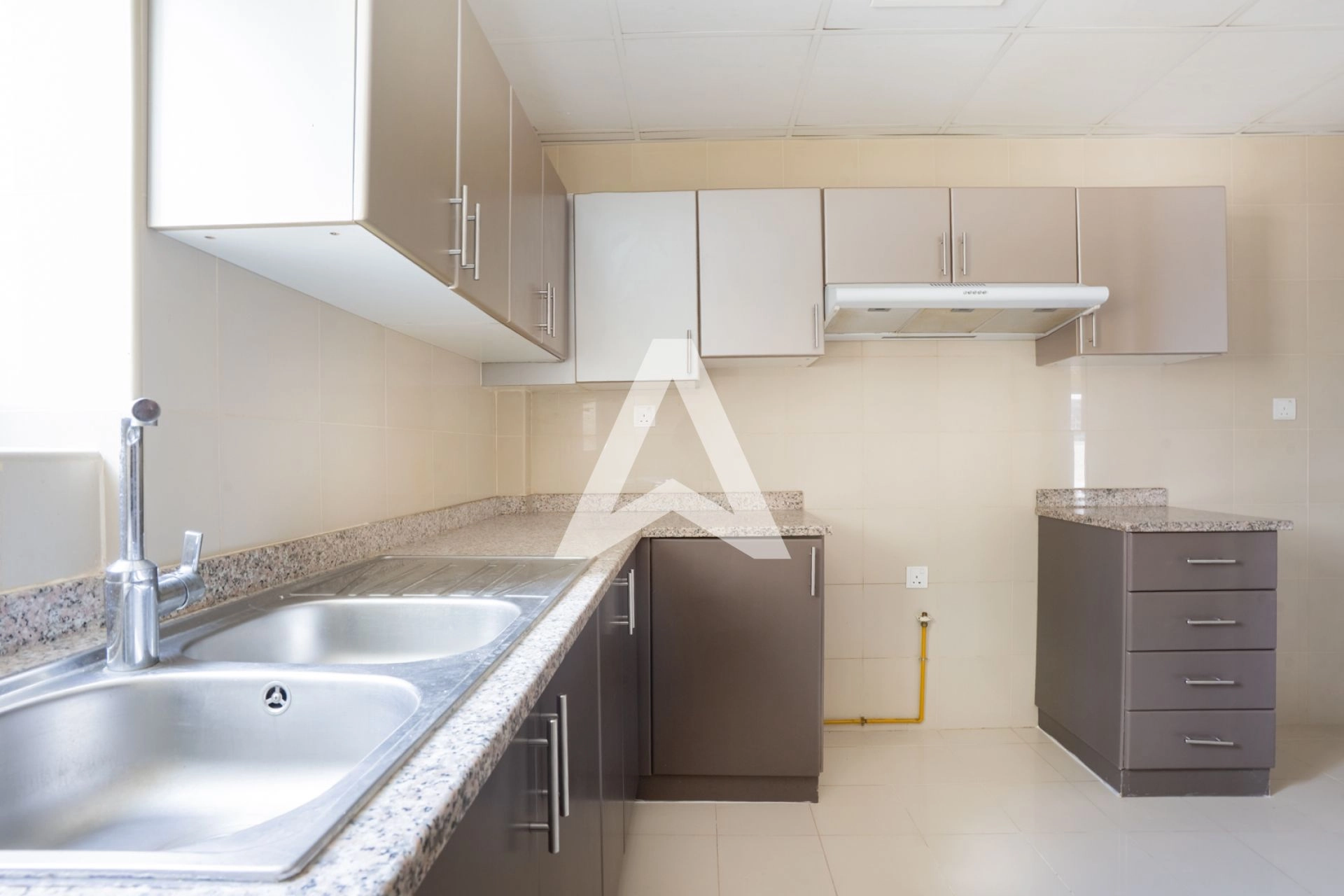 Displayed image from the thumbnail slider