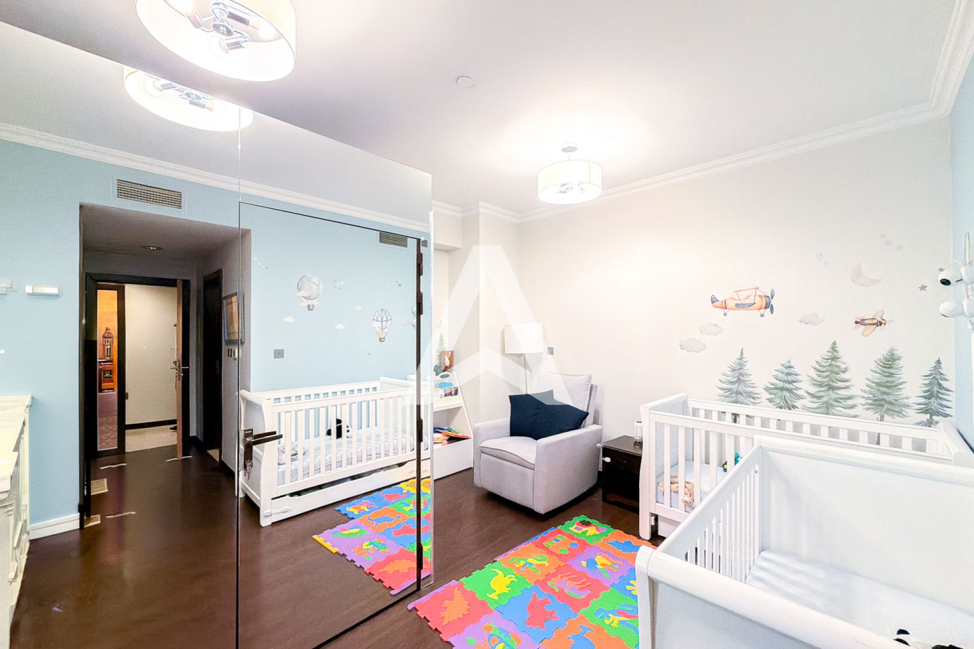 Displayed image from the thumbnail slider