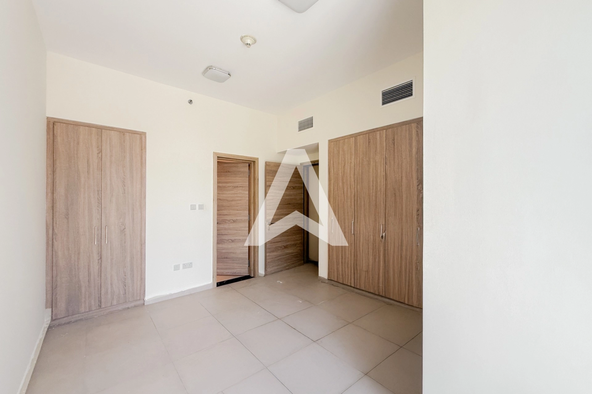 Displayed image from the thumbnail slider