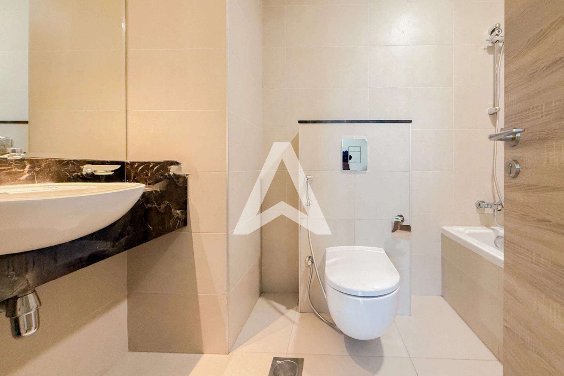 Displayed image from the thumbnail slider