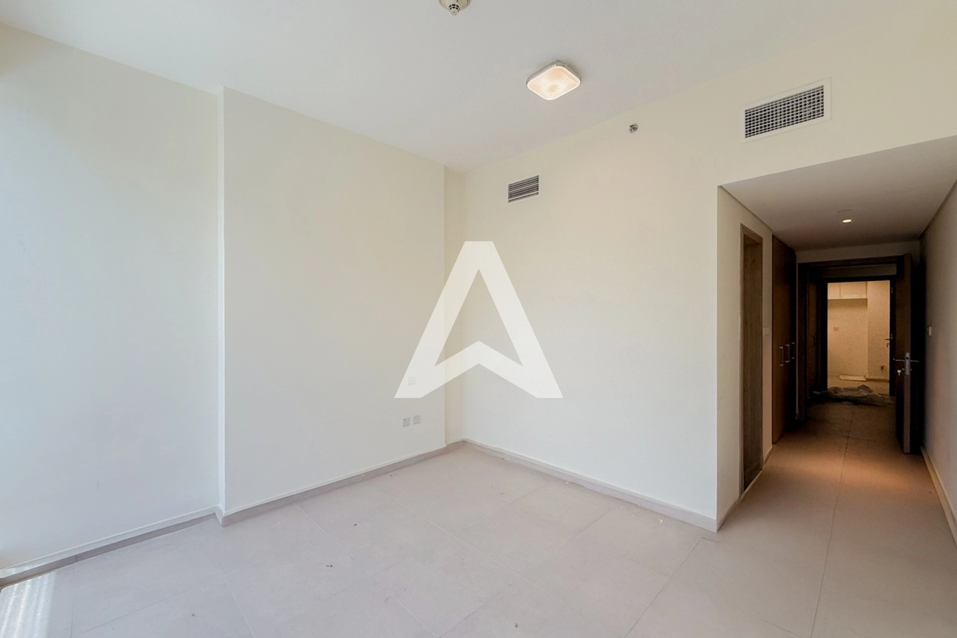 Displayed image from the thumbnail slider