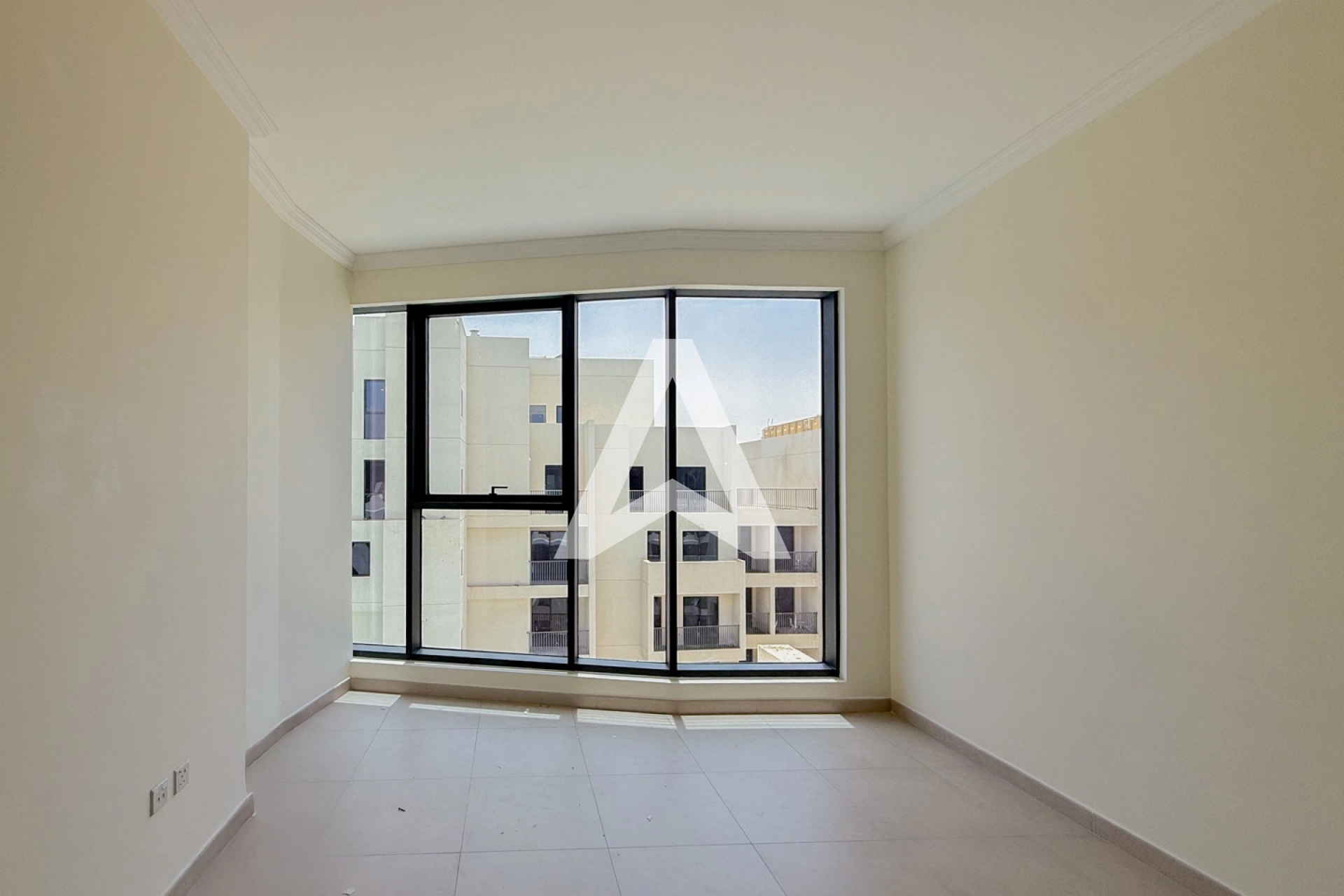 Displayed image from the thumbnail slider