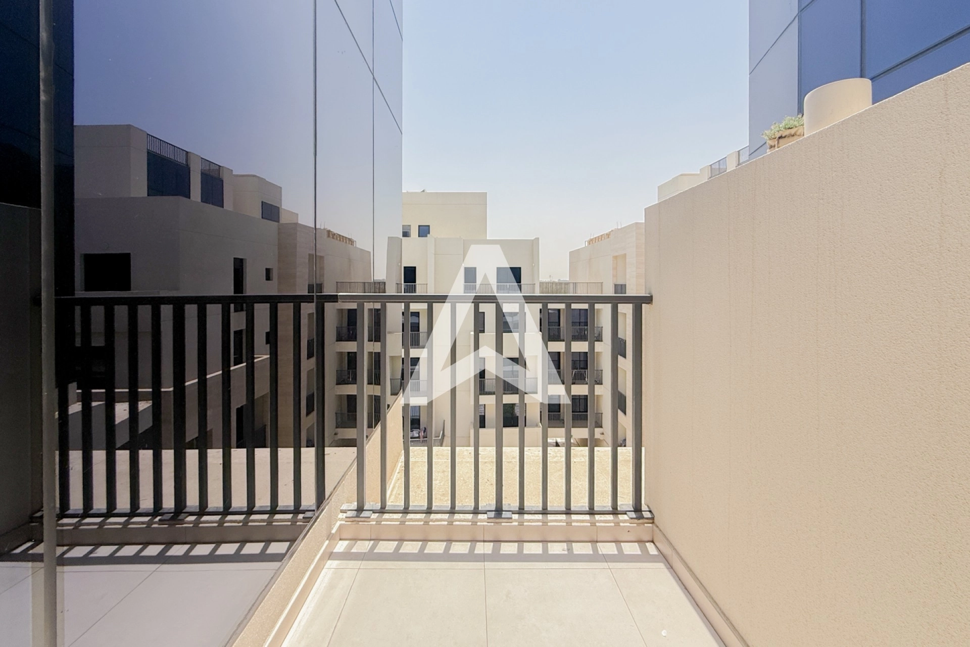 Displayed image from the thumbnail slider