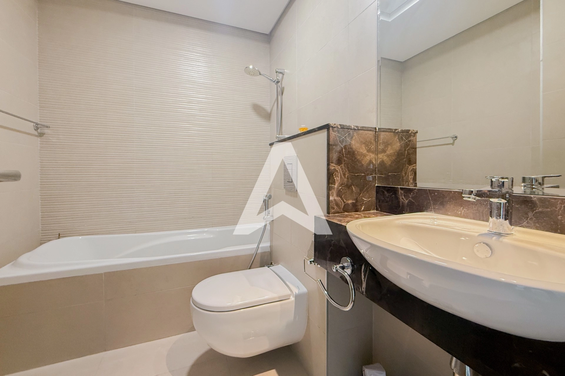 Displayed image from the thumbnail slider