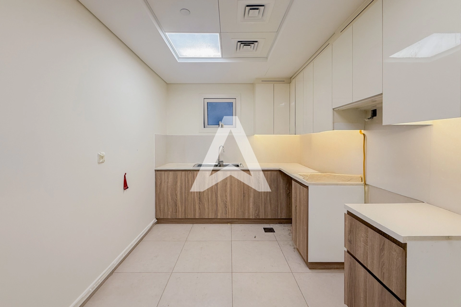 Displayed image from the thumbnail slider