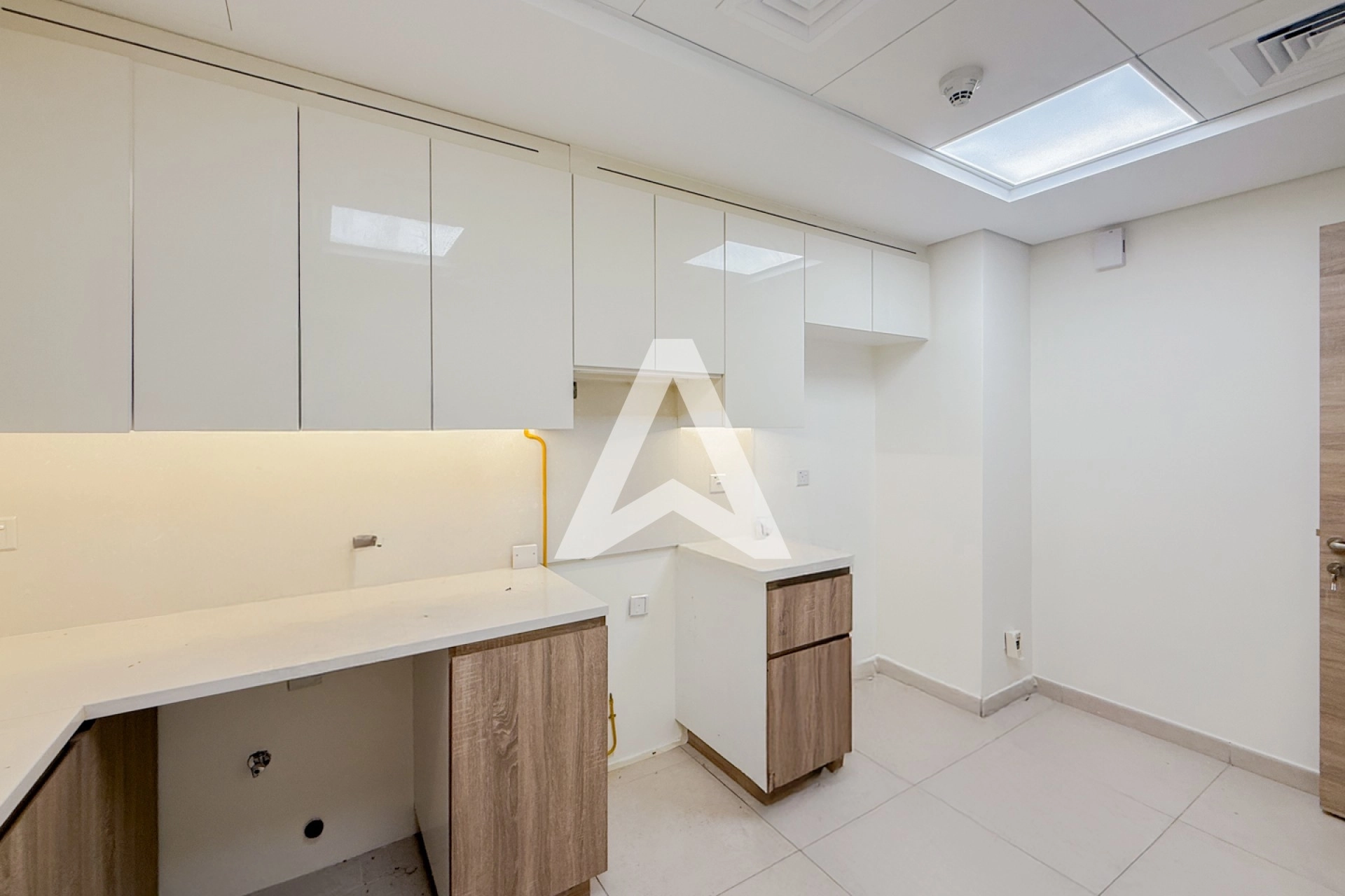 Displayed image from the thumbnail slider