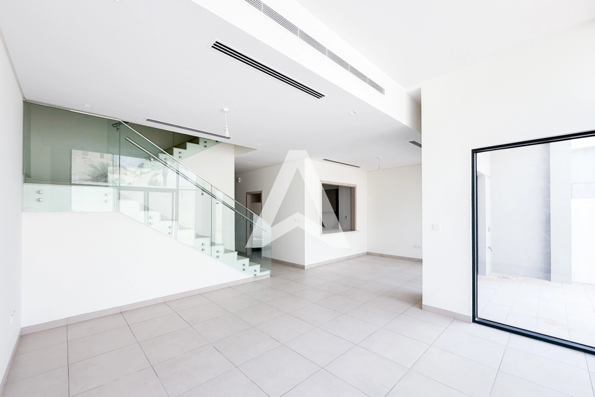 Displayed image from the thumbnail slider