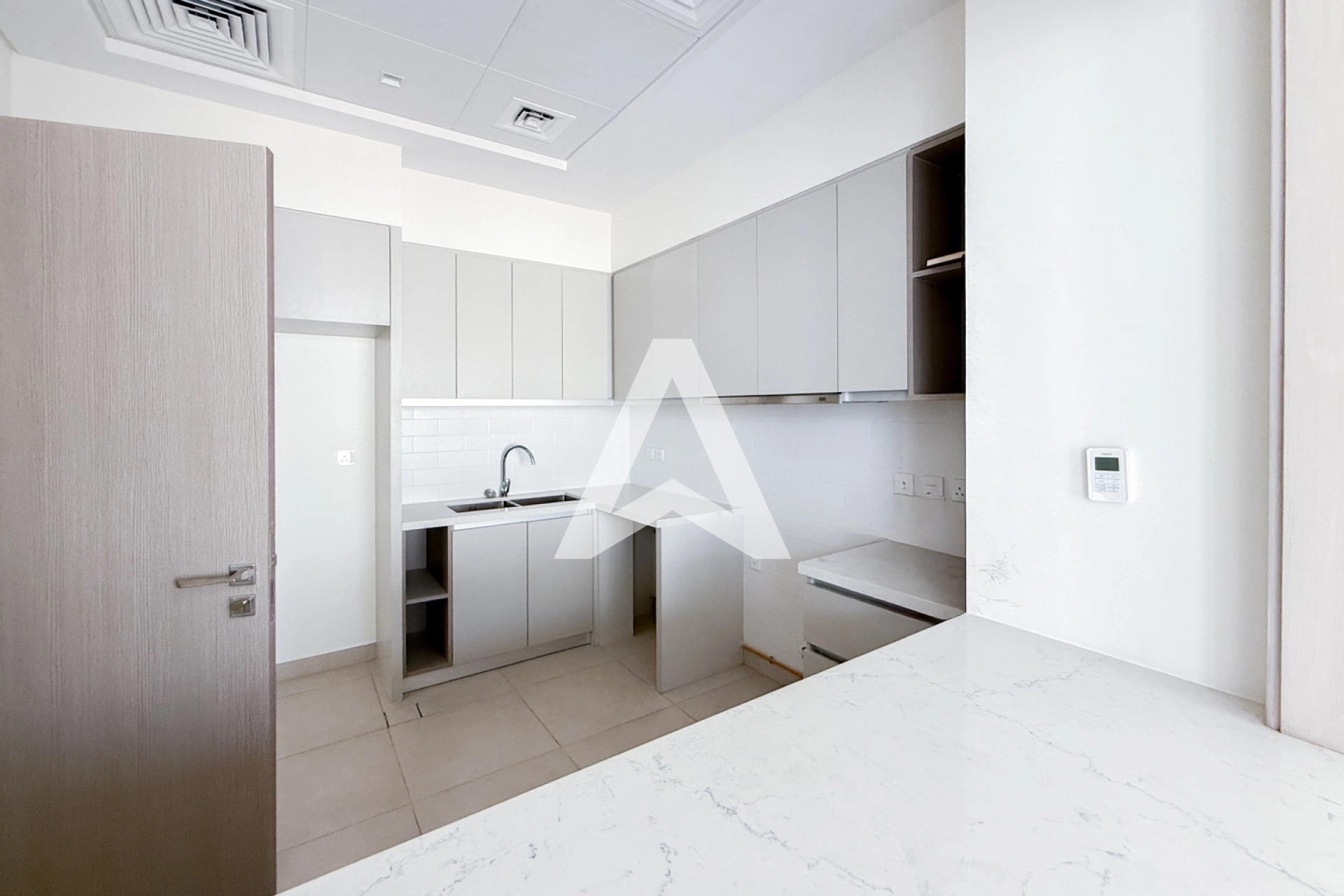 Displayed image from the thumbnail slider