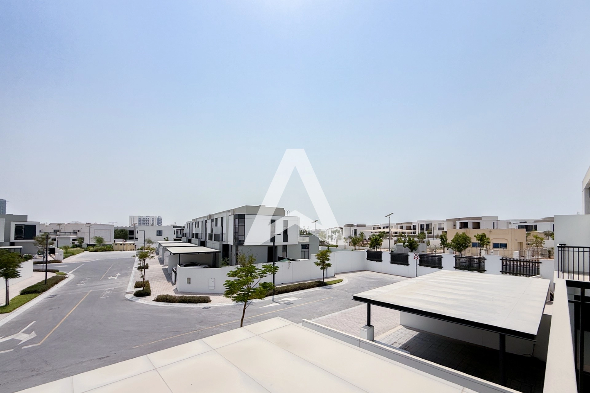 Displayed image from the thumbnail slider