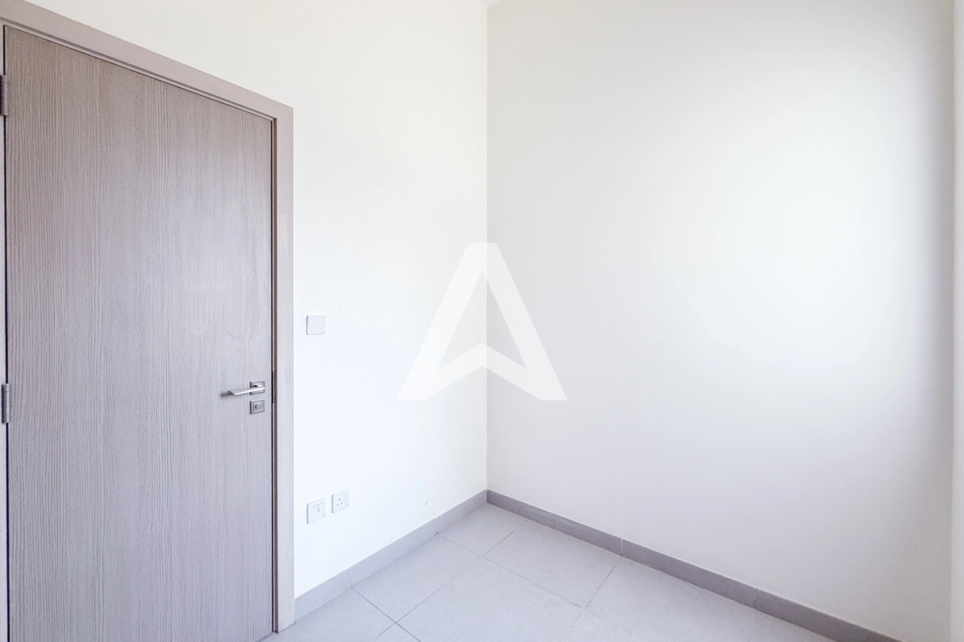 Displayed image from the thumbnail slider