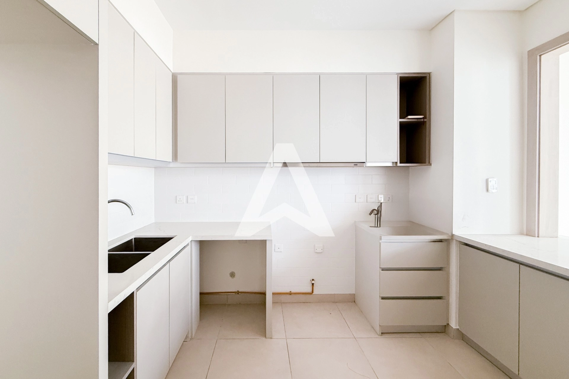 Displayed image from the thumbnail slider