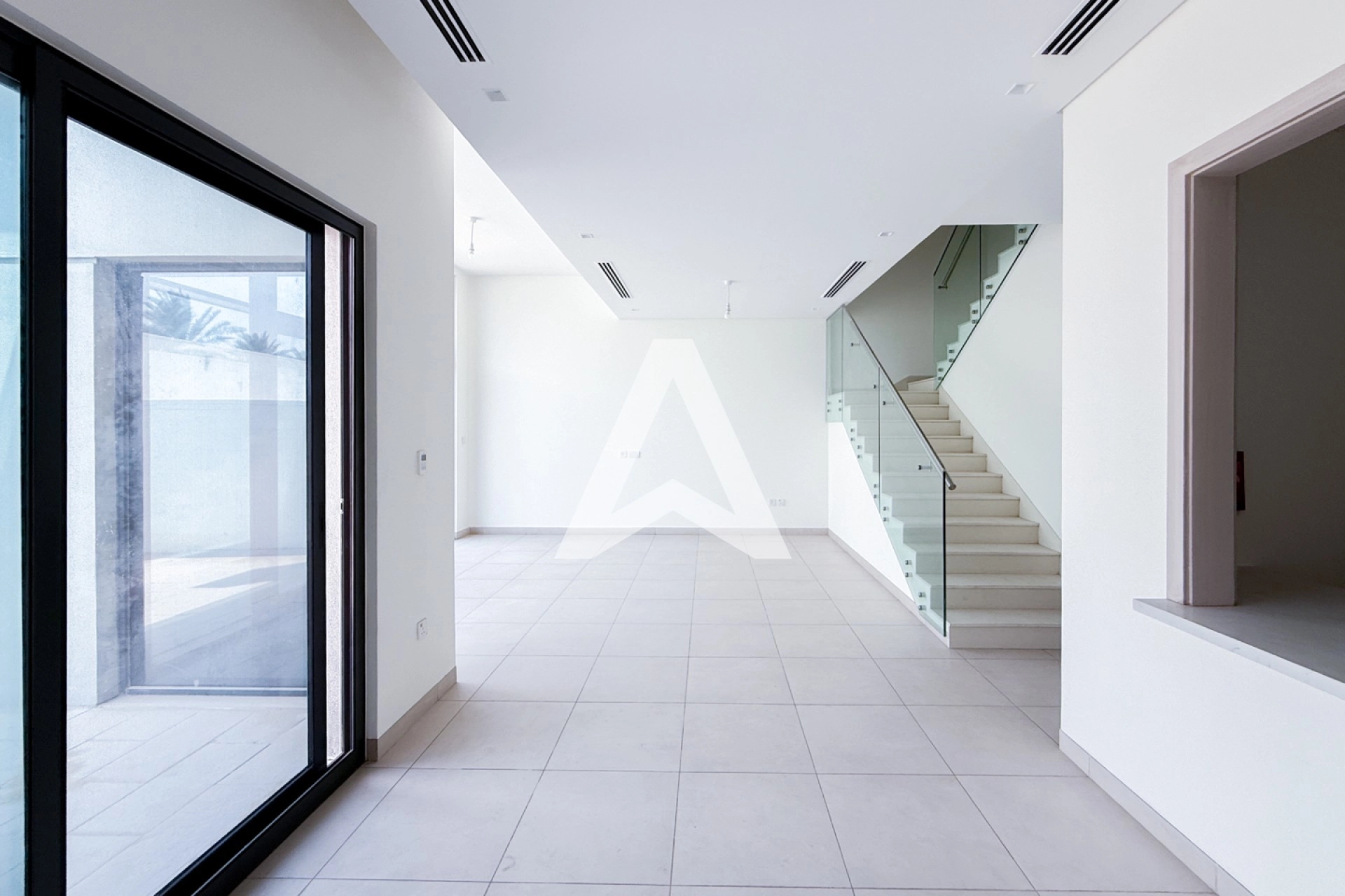 Displayed image from the thumbnail slider