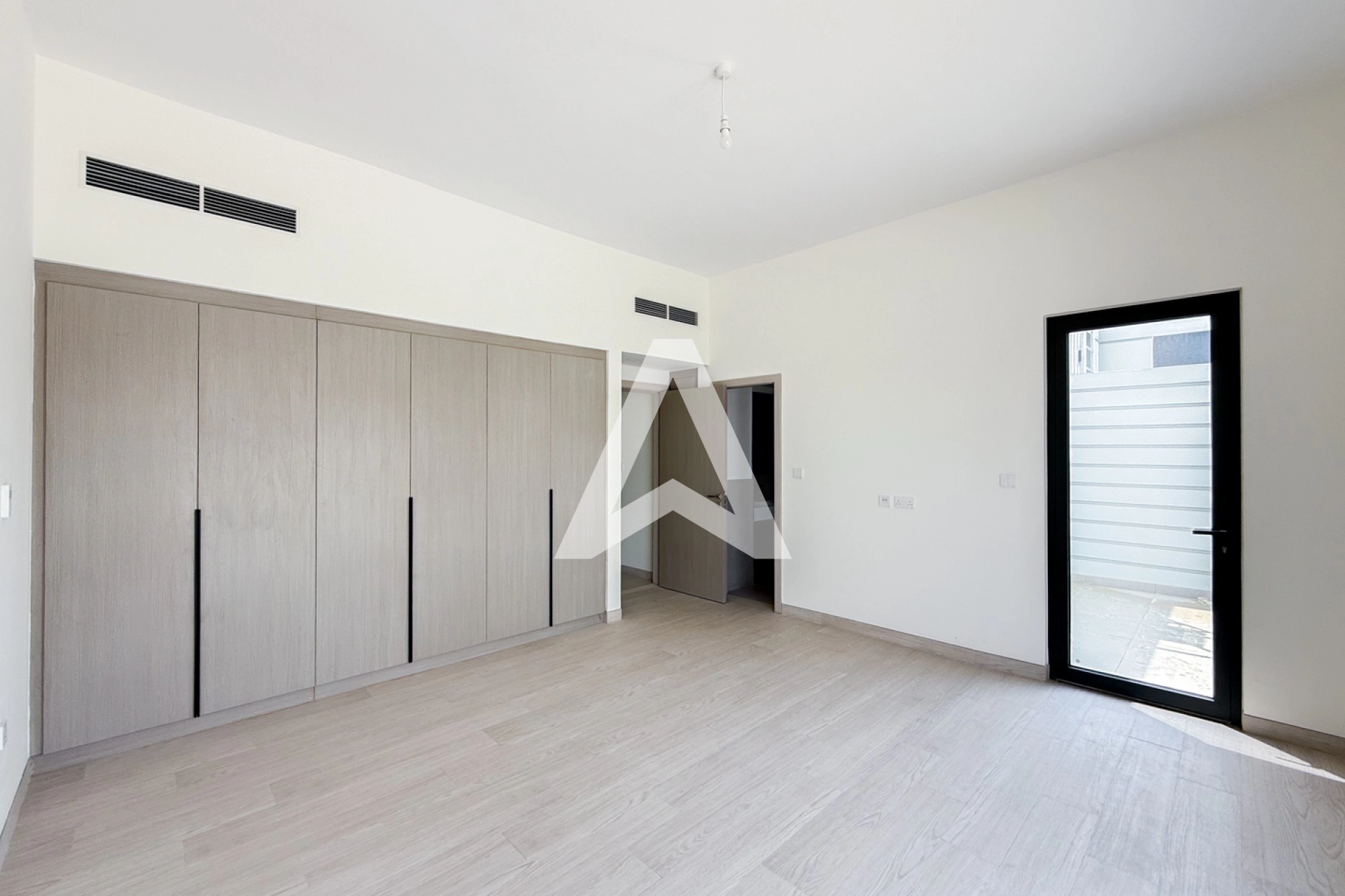 Displayed image from the thumbnail slider