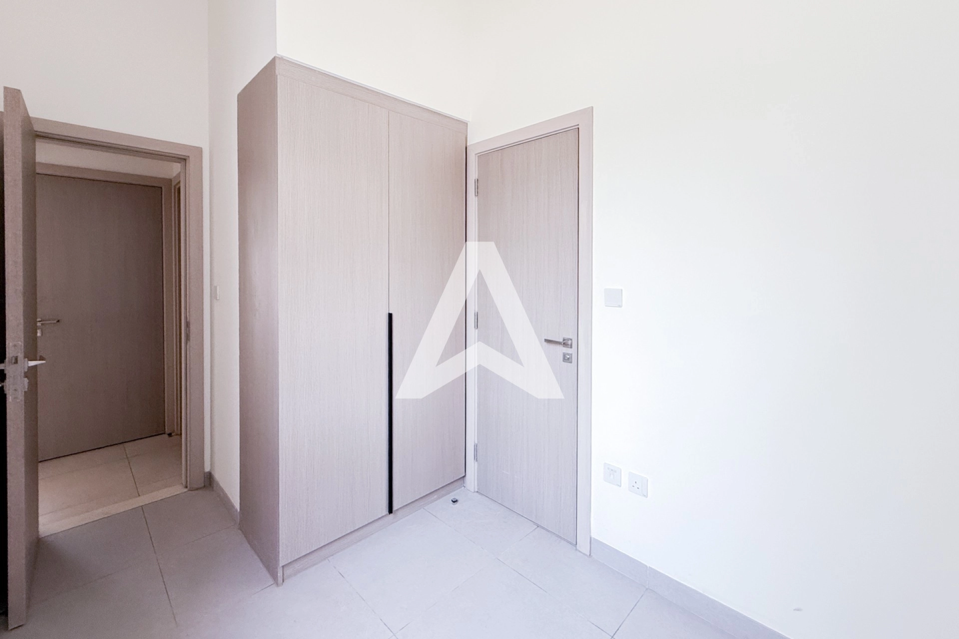 Displayed image from the thumbnail slider