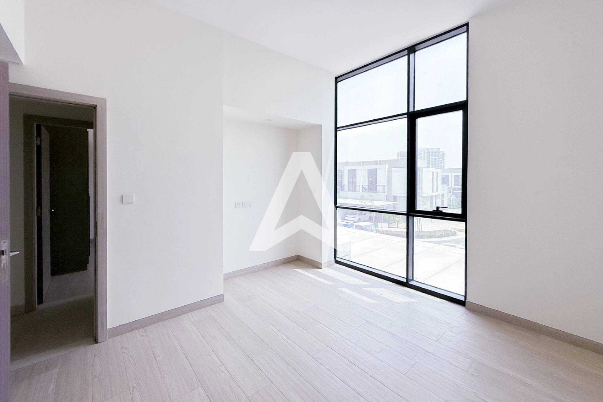 Displayed image from the thumbnail slider