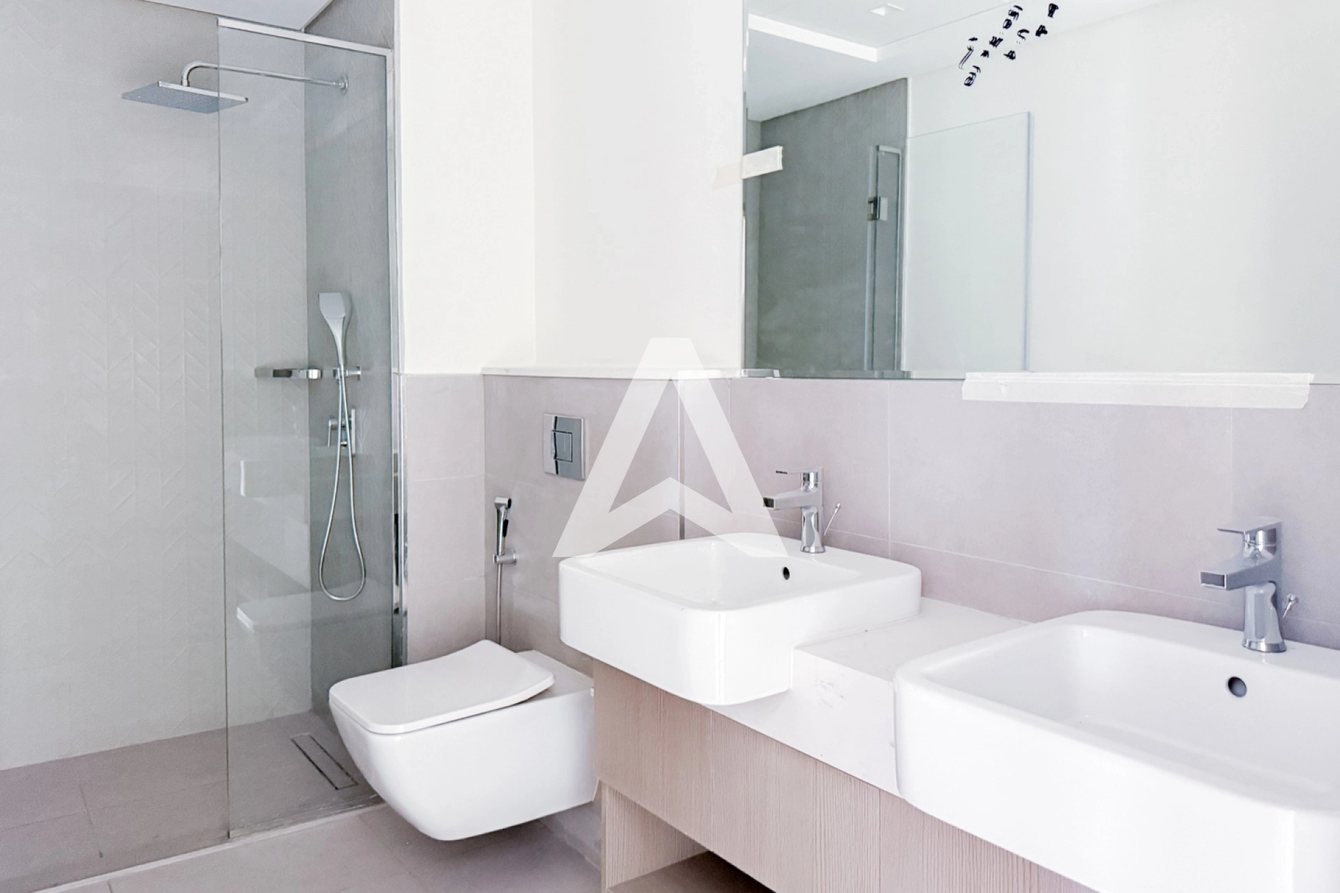 Displayed image from the thumbnail slider