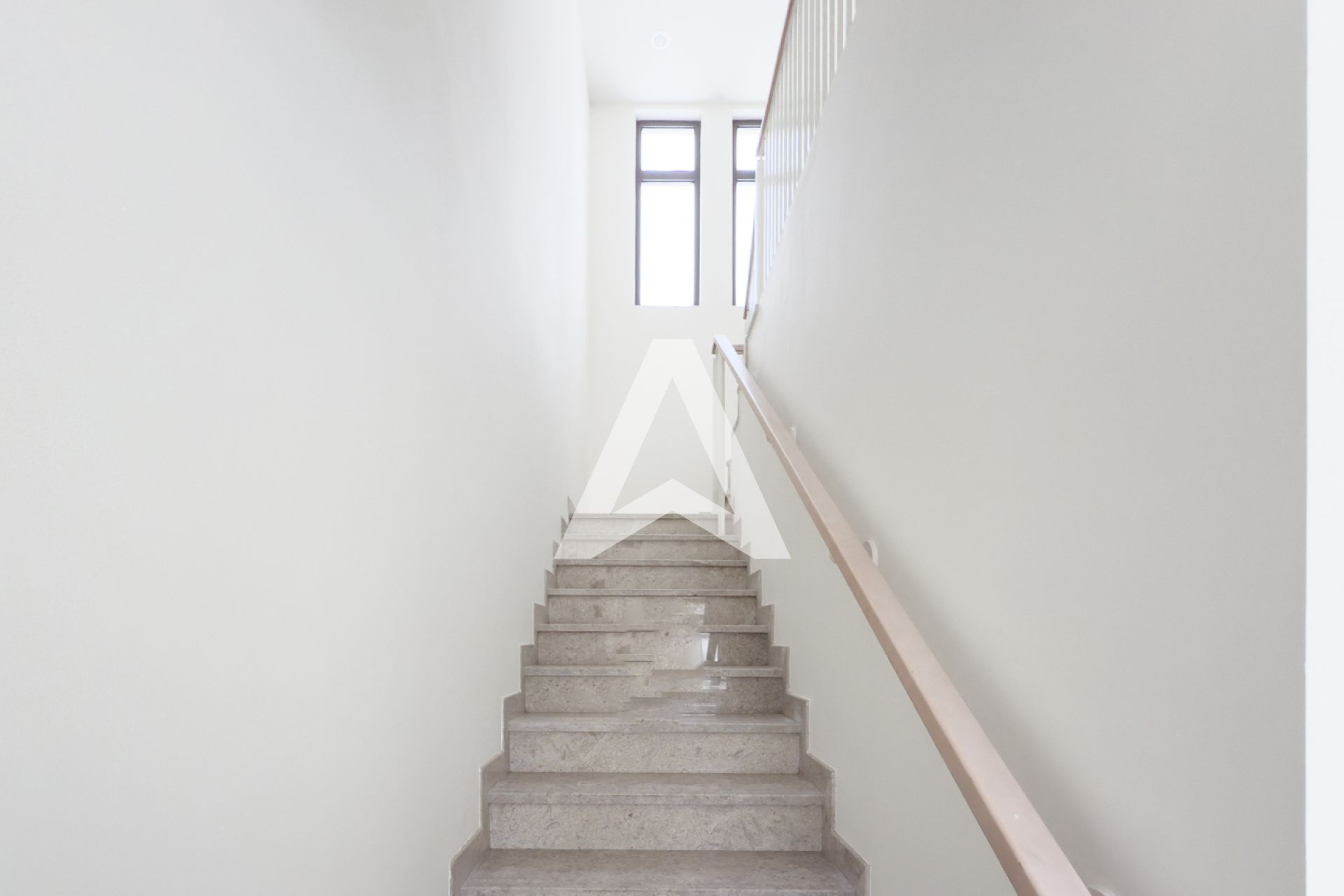 Displayed image from the thumbnail slider