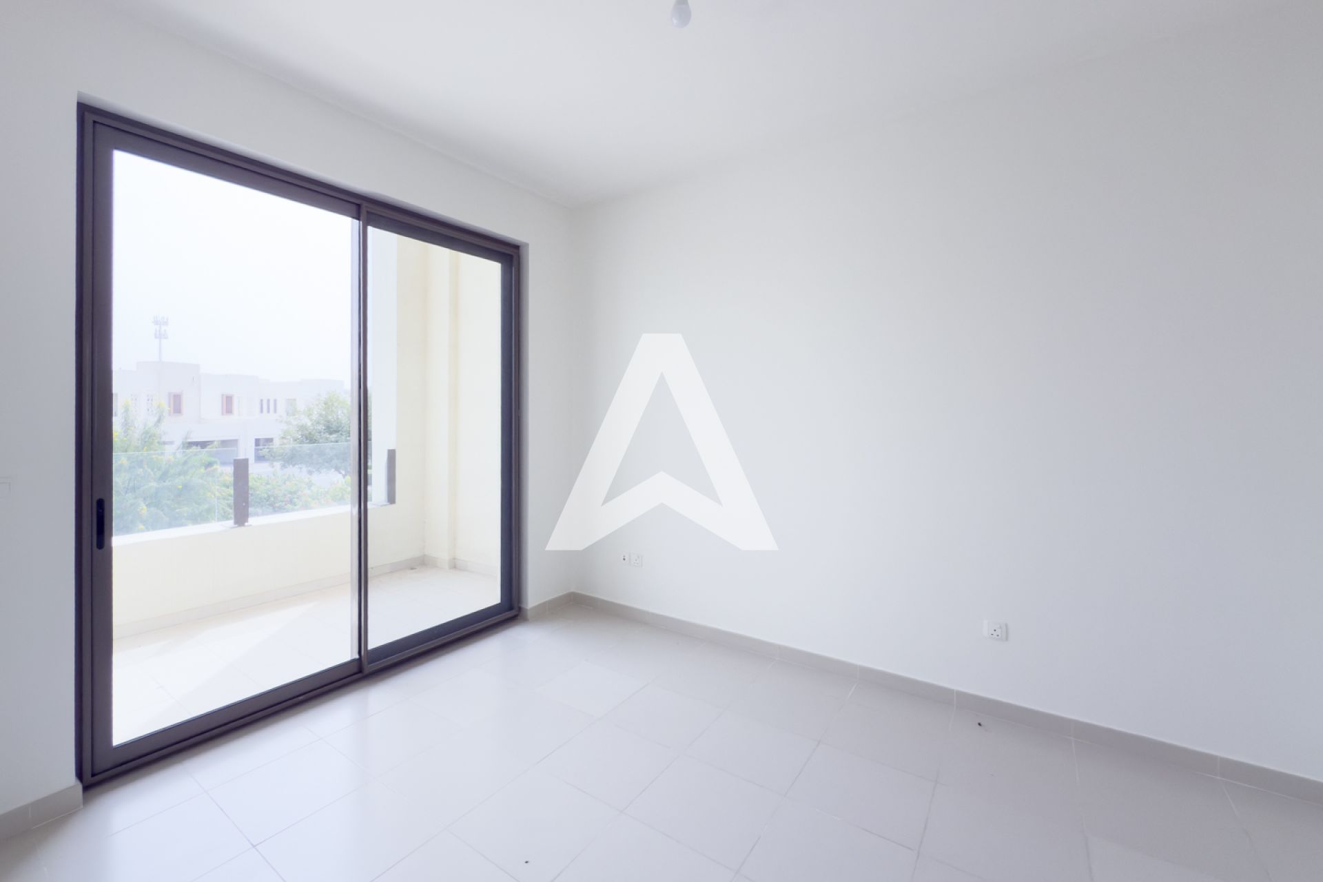 Displayed image from the thumbnail slider