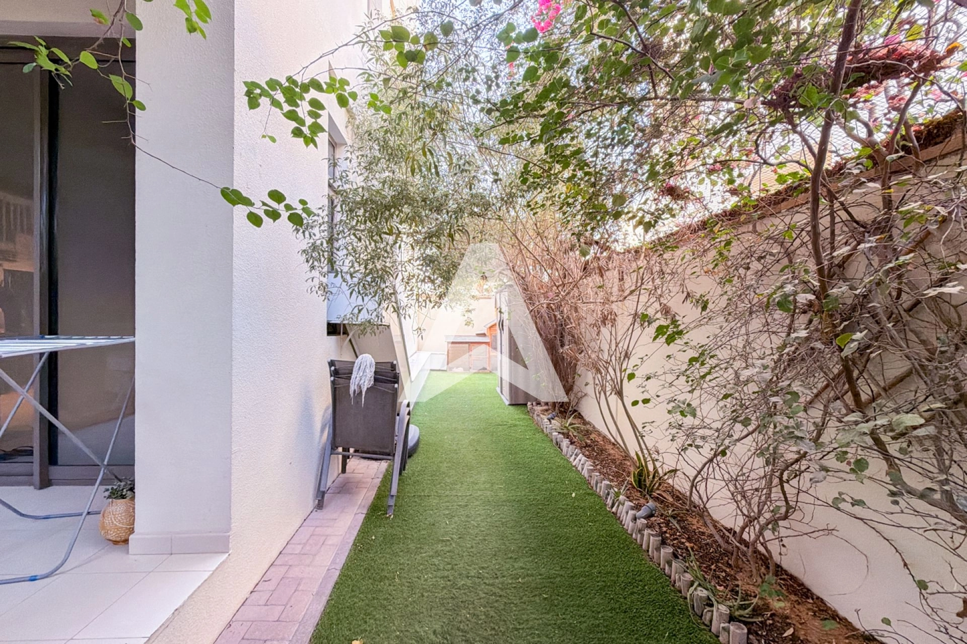 Displayed image from the thumbnail slider