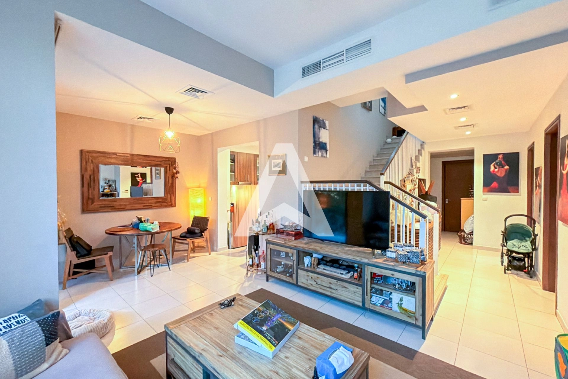 Displayed image from the thumbnail slider