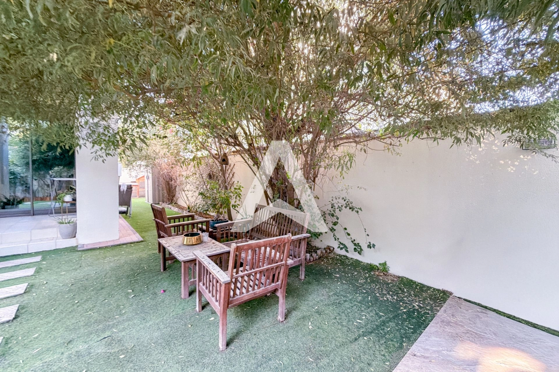 Displayed image from the thumbnail slider