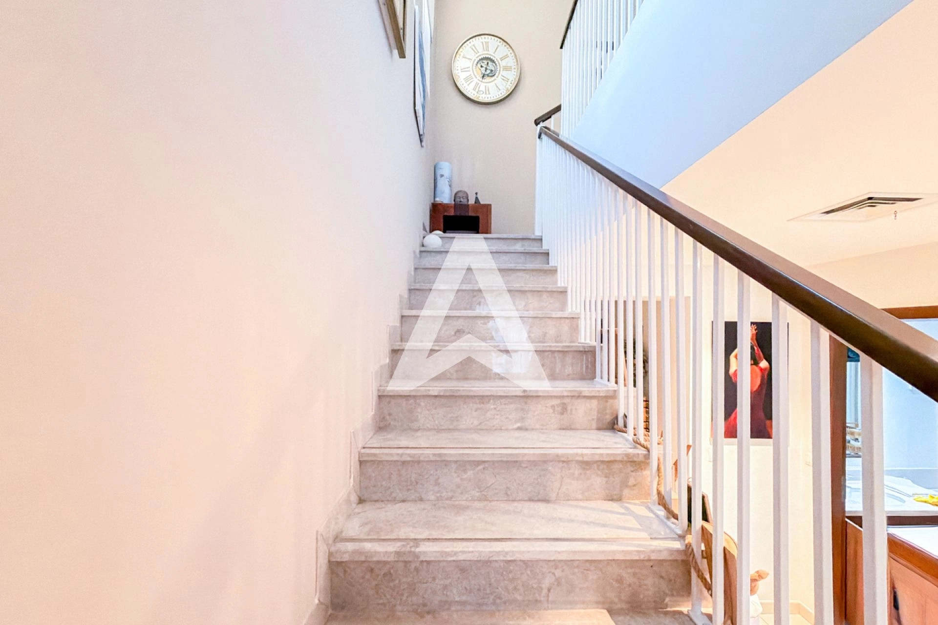 Displayed image from the thumbnail slider