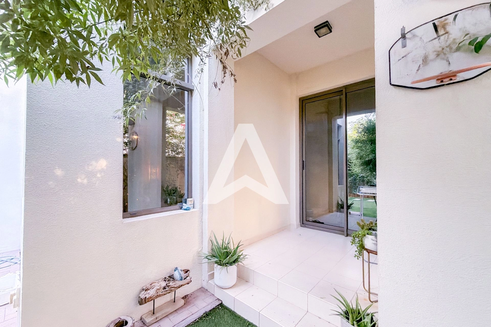 Displayed image from the thumbnail slider