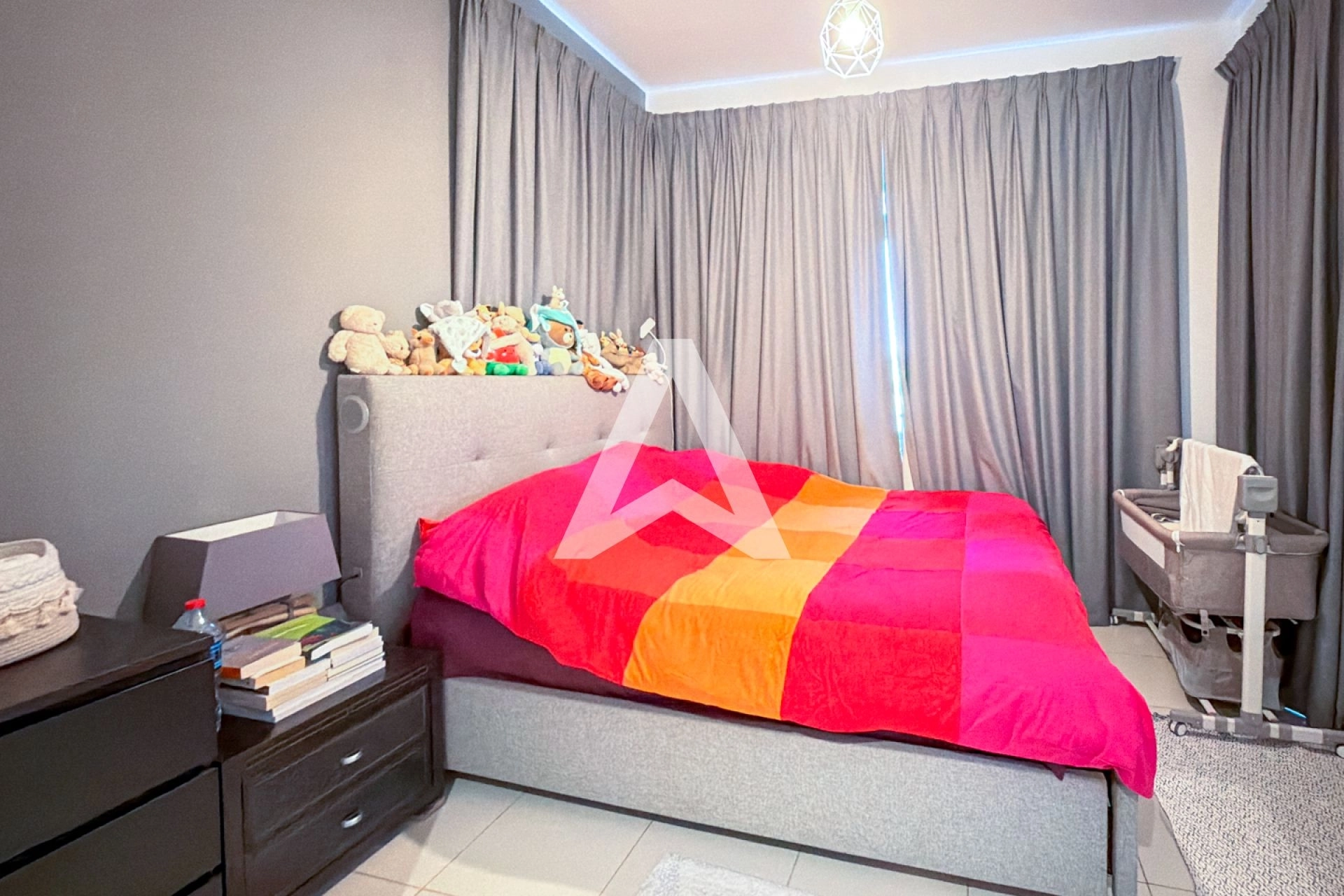 Displayed image from the thumbnail slider