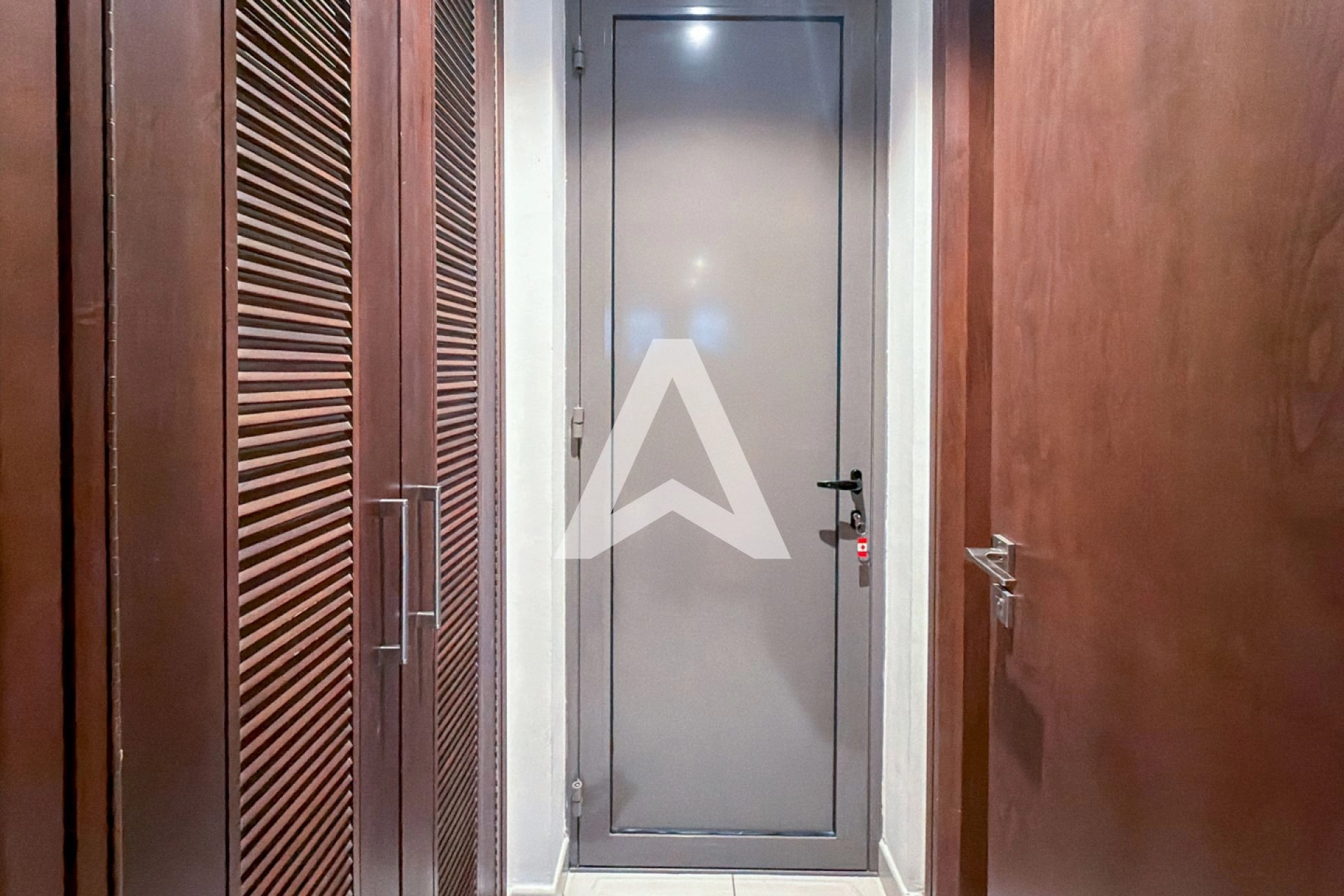 Displayed image from the thumbnail slider