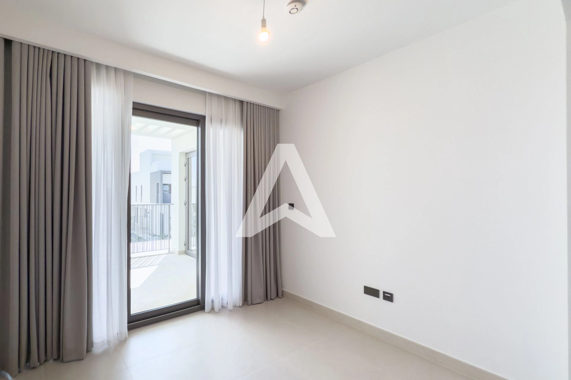 Displayed image from the thumbnail slider