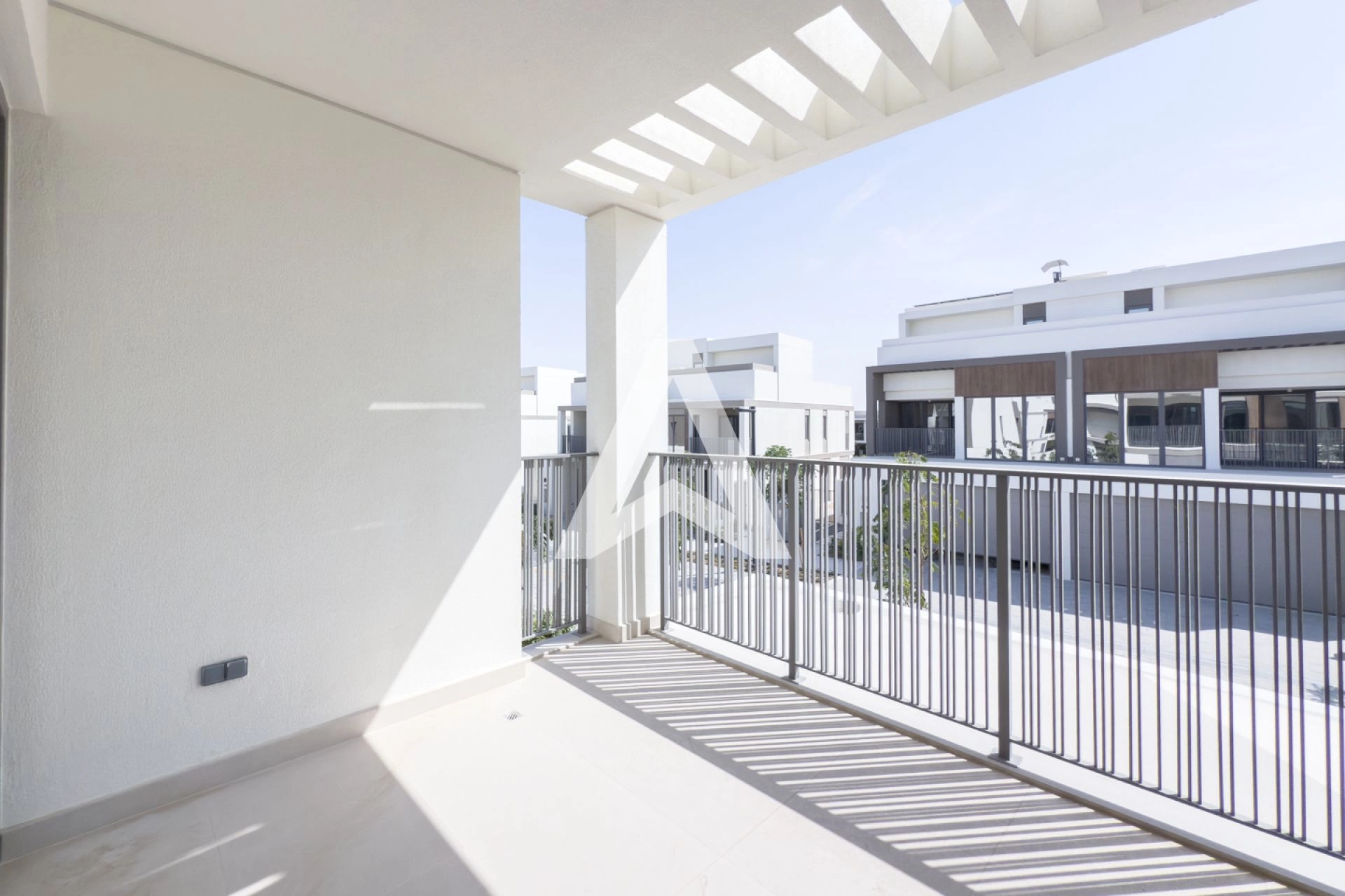 Displayed image from the thumbnail slider