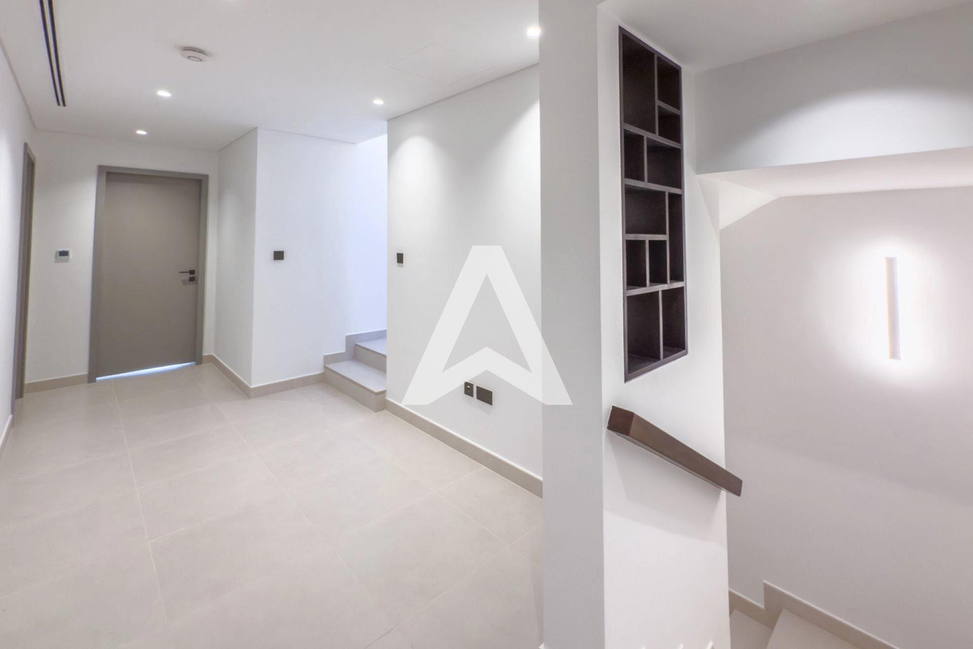 Displayed image from the thumbnail slider