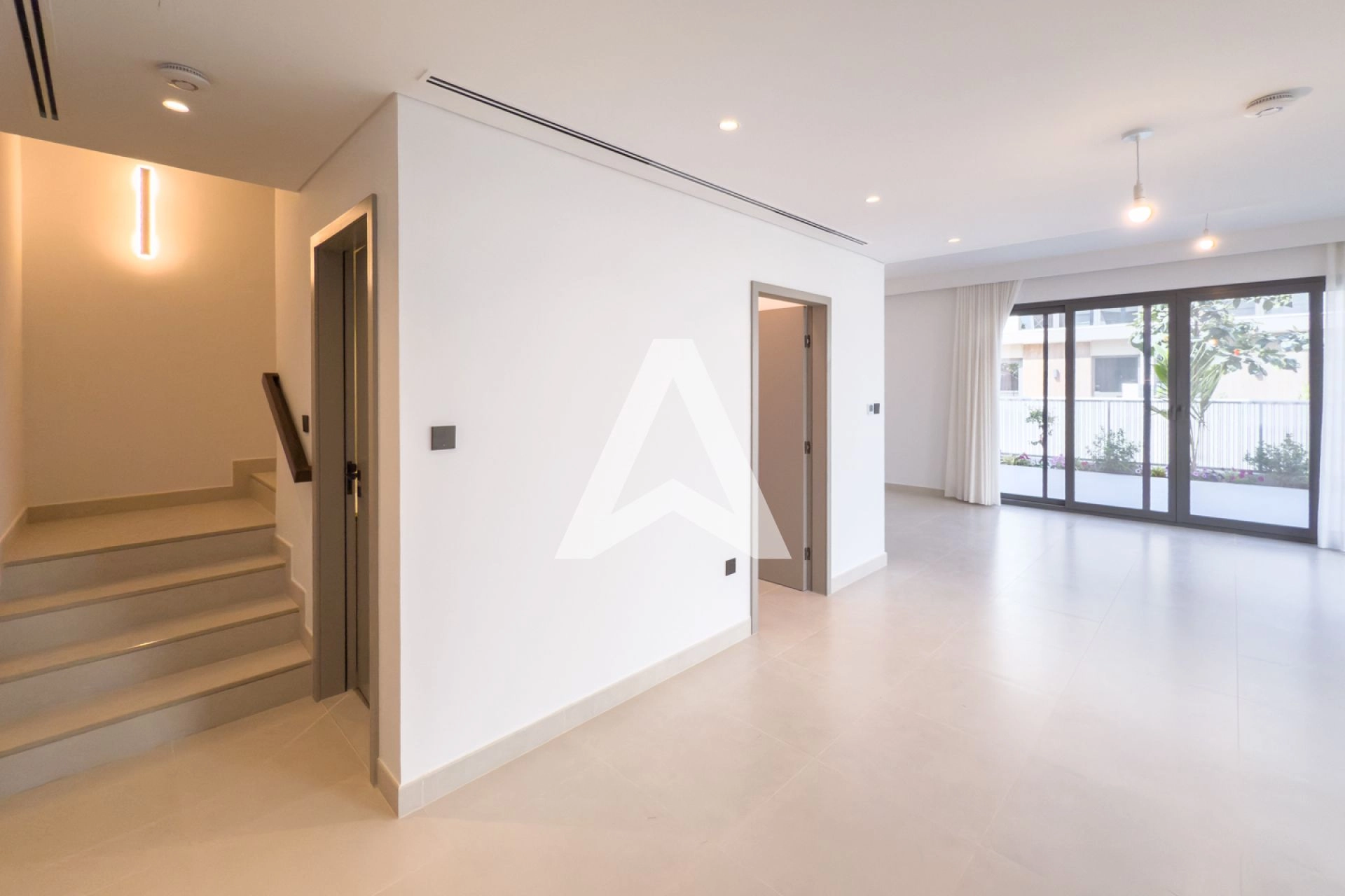 Displayed image from the thumbnail slider