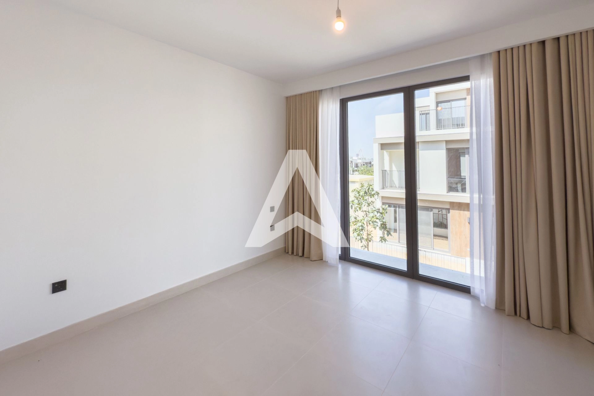 Displayed image from the thumbnail slider